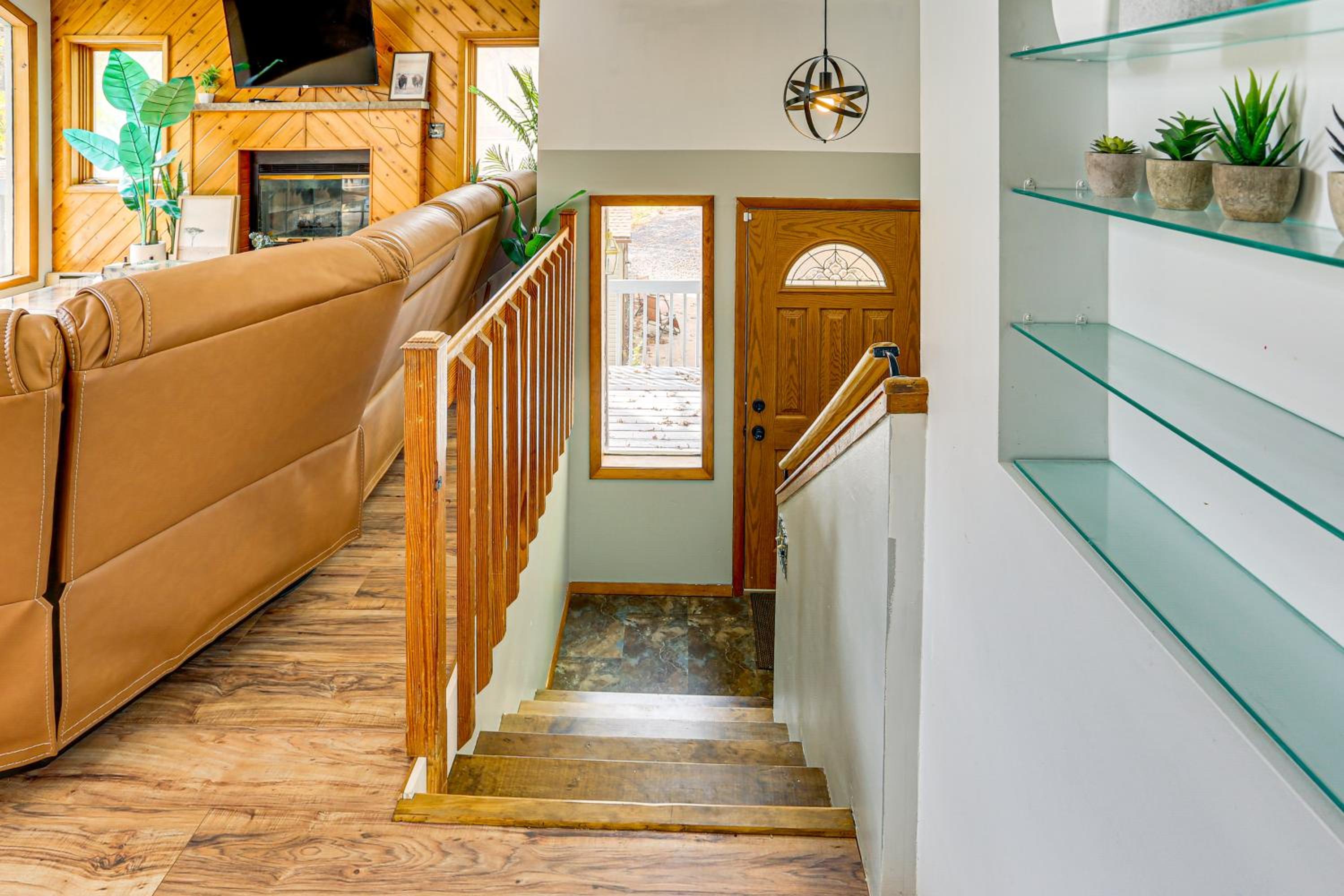 Luxury Home with Game Room, 4 Mi to Bushkill Falls!