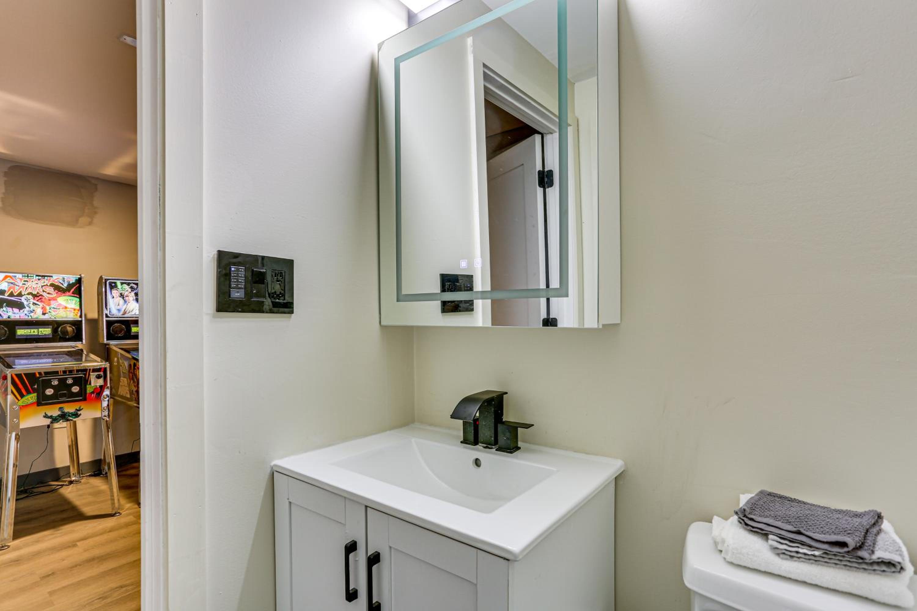 Luxury Home with Game Room, 4 Mi to Bushkill Falls!