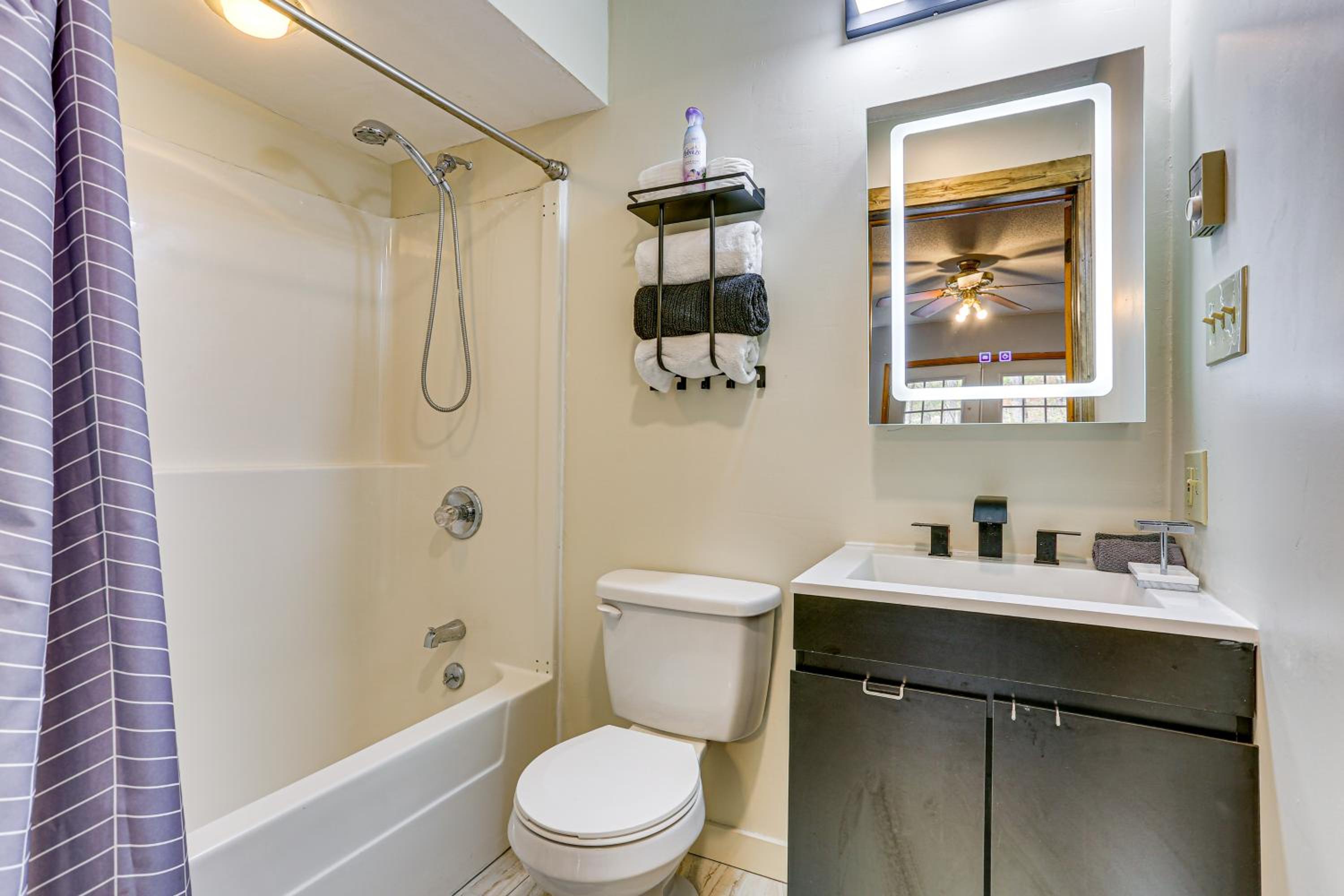 Luxury Home with Game Room, 4 Mi to Bushkill Falls!
