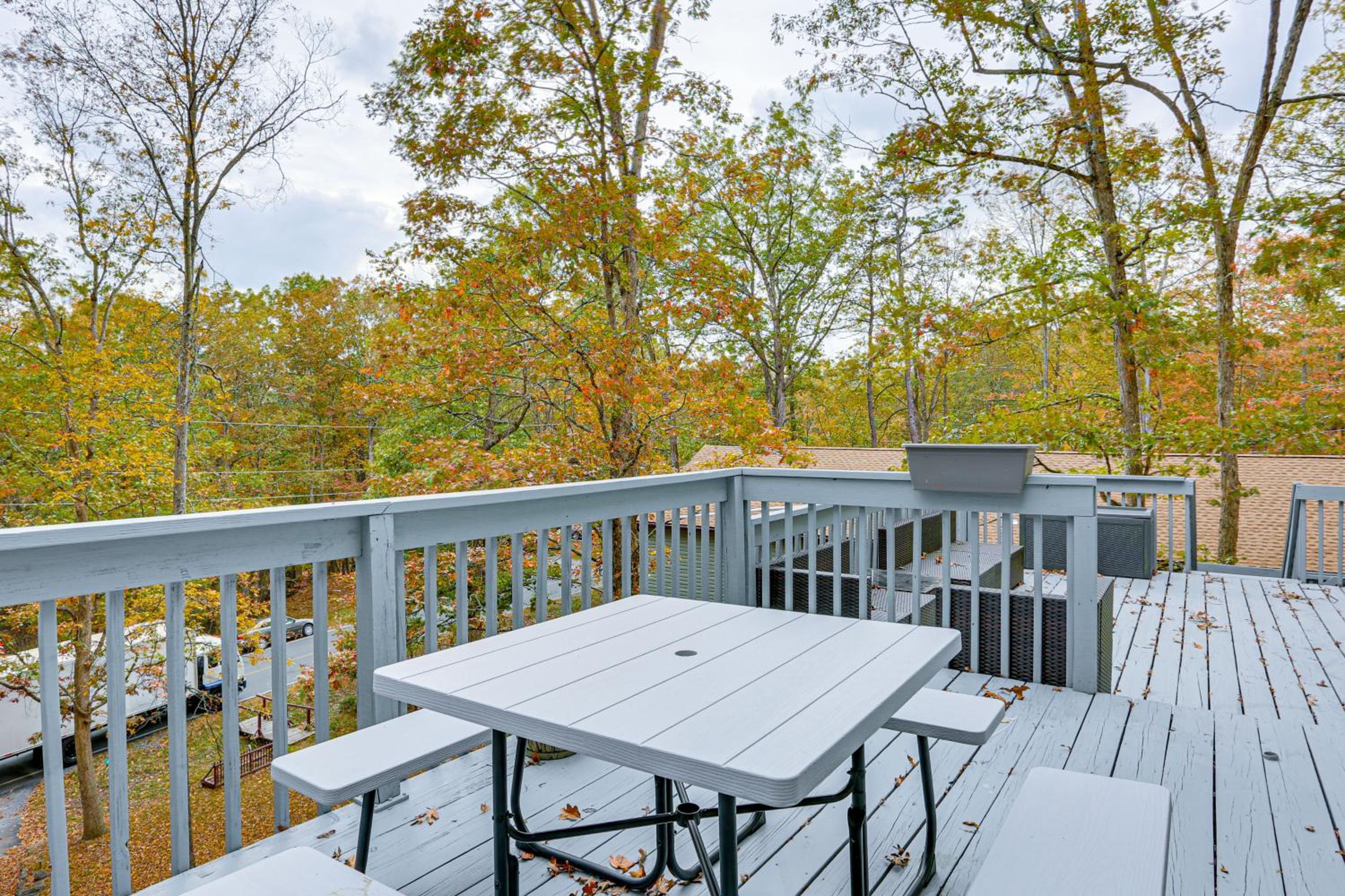Luxury Home with Game Room, 4 Mi to Bushkill Falls!