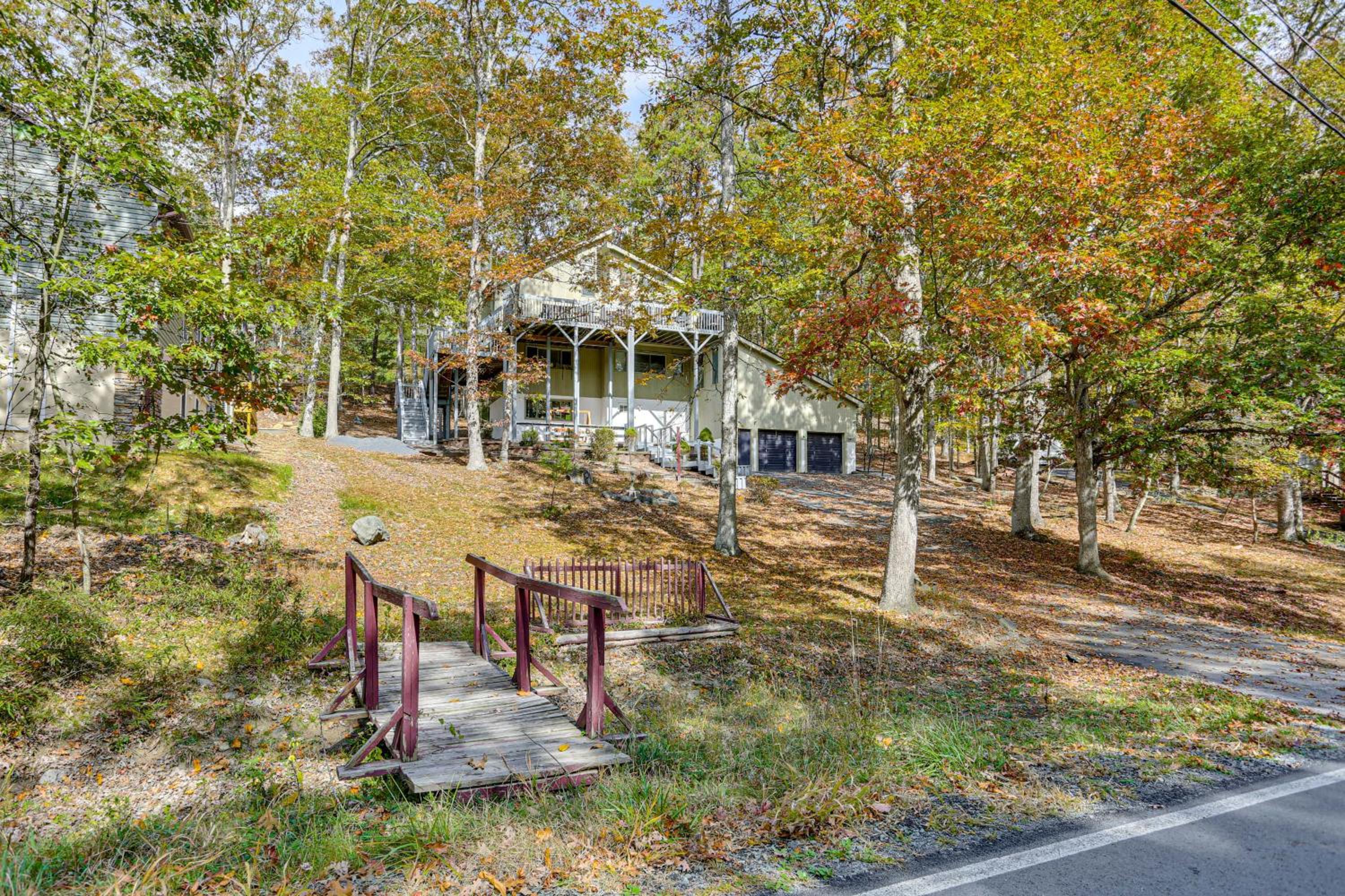 Luxury Home with Game Room, 4 Mi to Bushkill Falls!