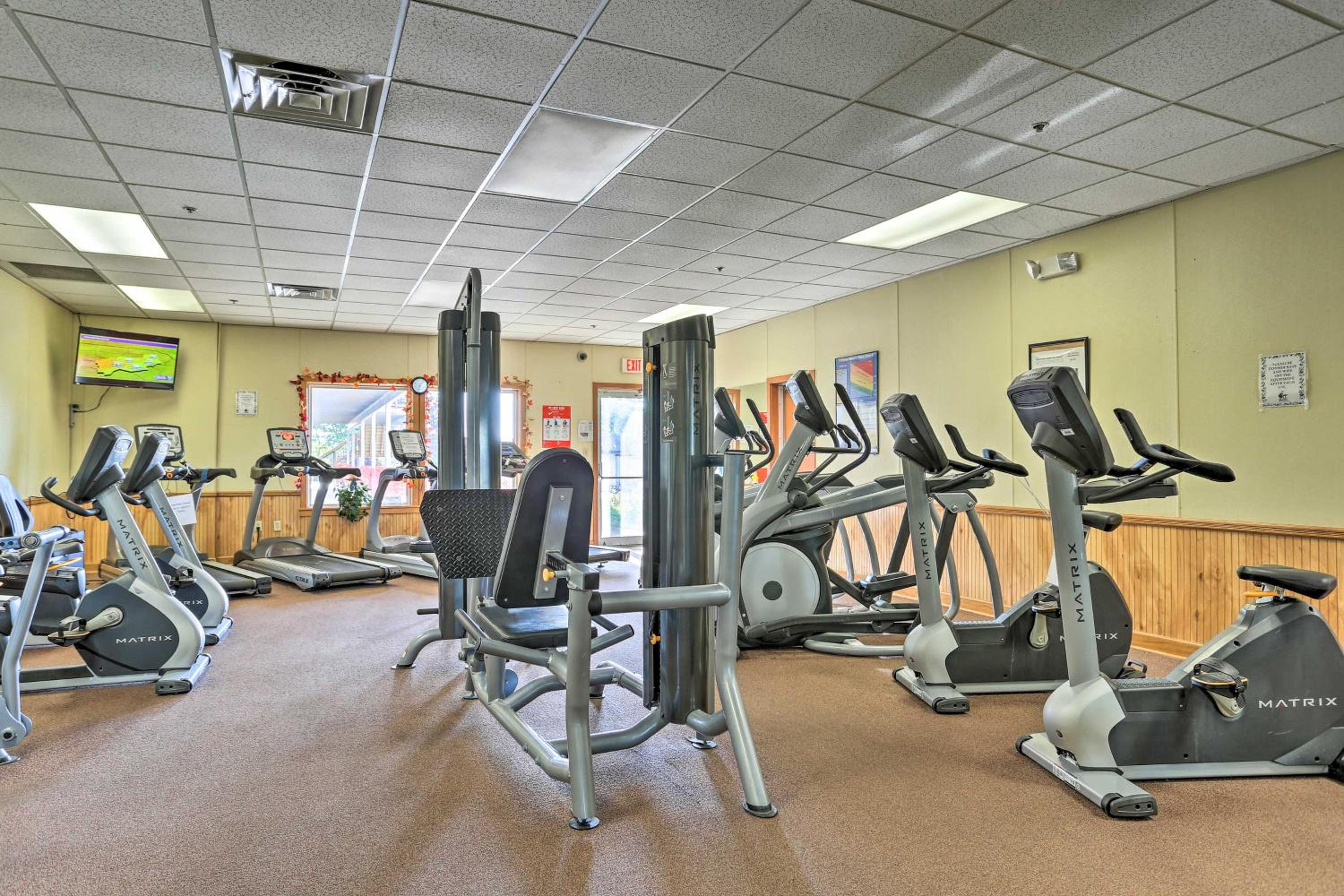 Luxury Home with Game Room, 4 Mi to Bushkill Falls!