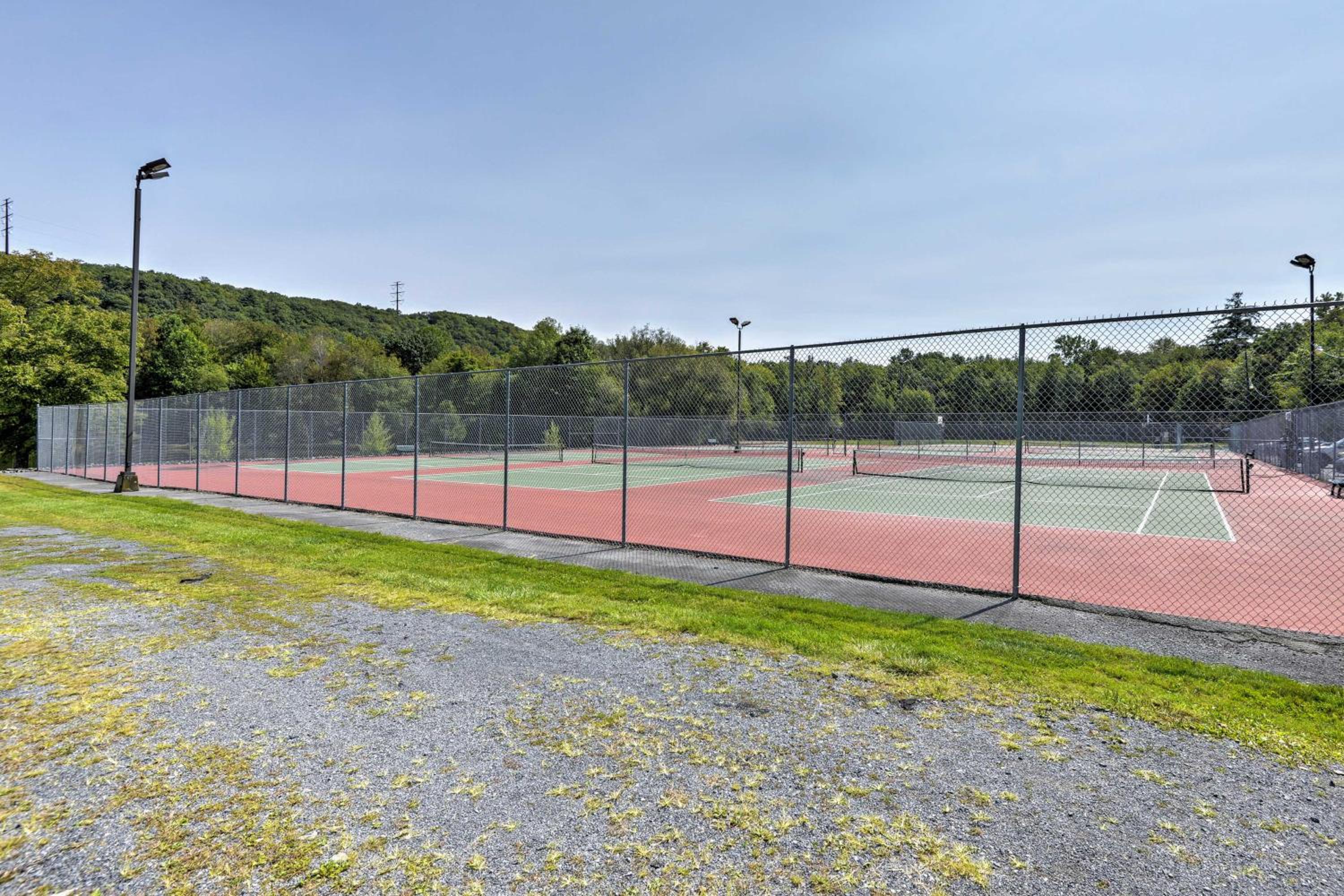 Luxury Home with Game Room, 4 Mi to Bushkill Falls!
