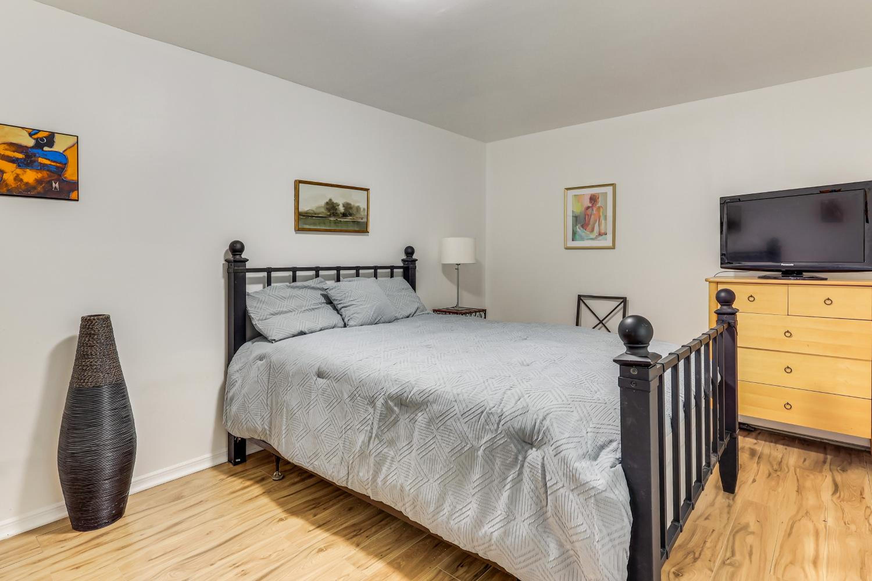 Easy NYC Commute Getaway Near World Cup and Parks