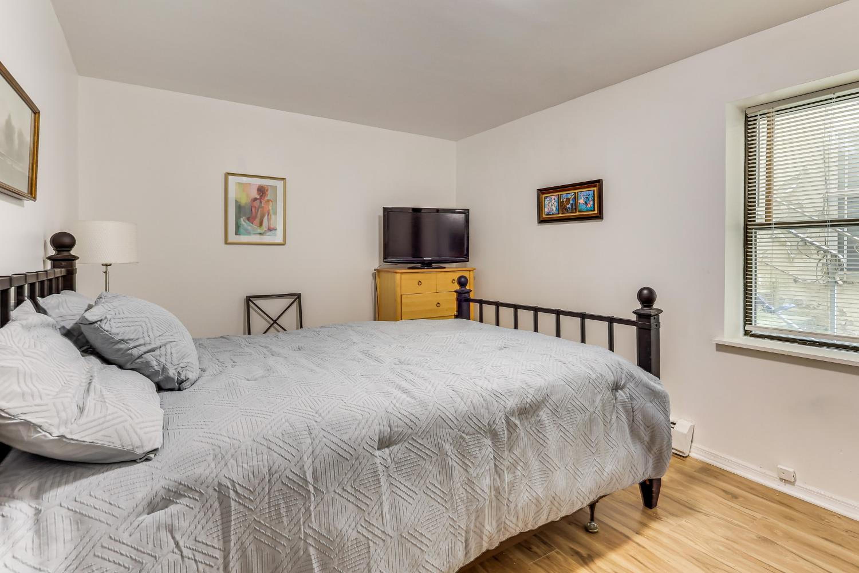 Easy NYC Commute Getaway Near World Cup and Parks