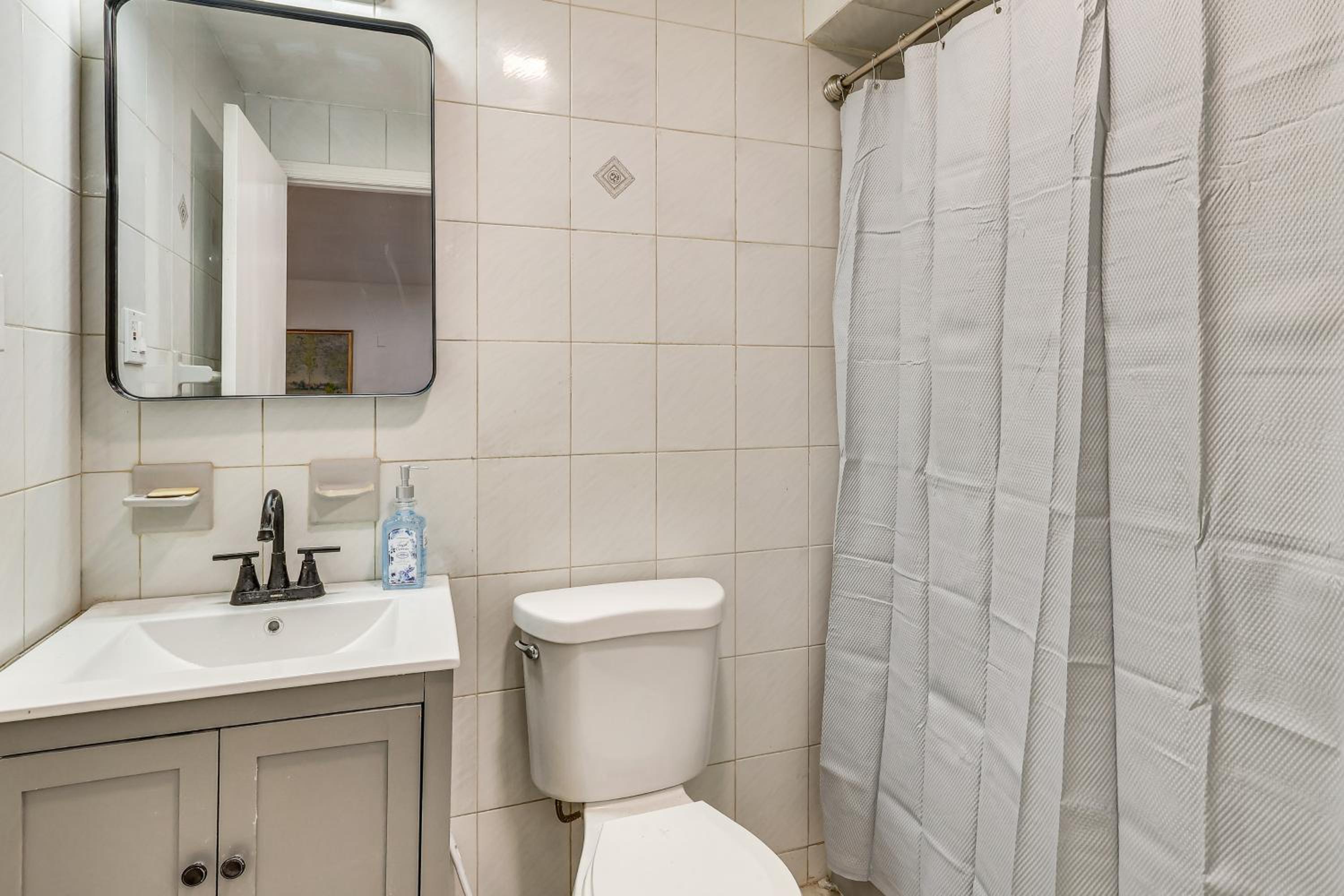 Easy NYC Commute Getaway Near World Cup and Parks