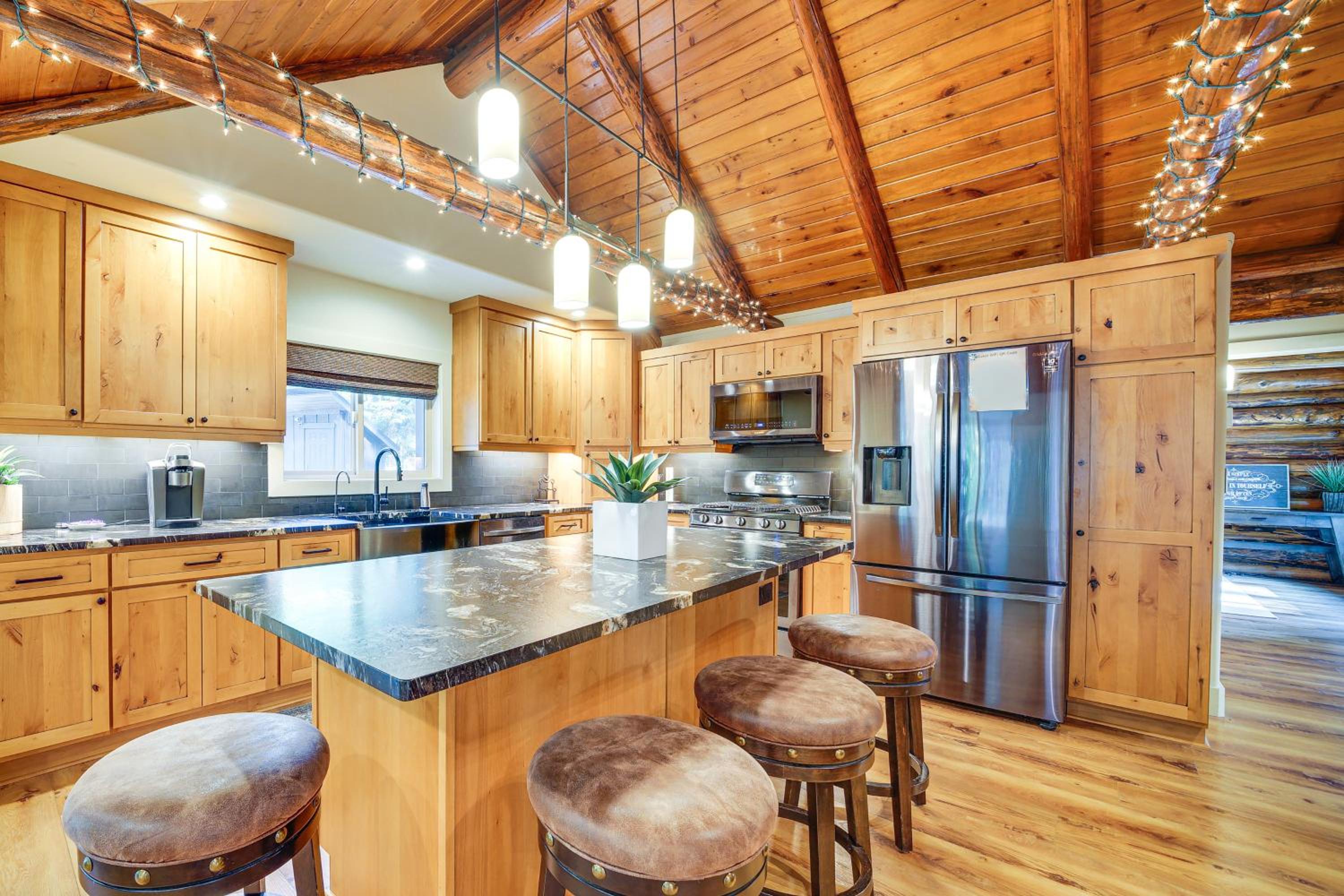 Contemporary Log Cabin Near Cle Elum Lake!