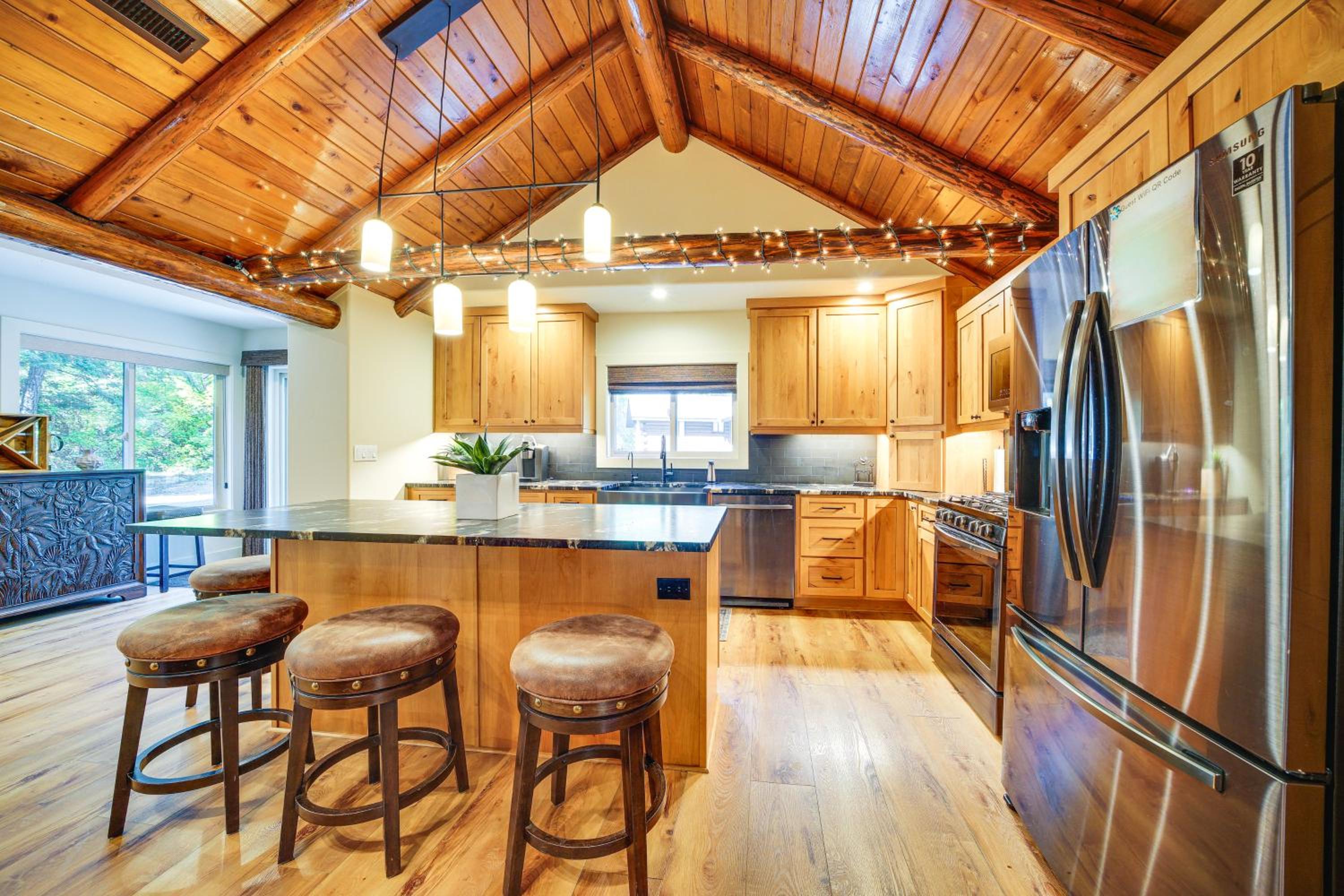 Contemporary Log Cabin Near Cle Elum Lake!