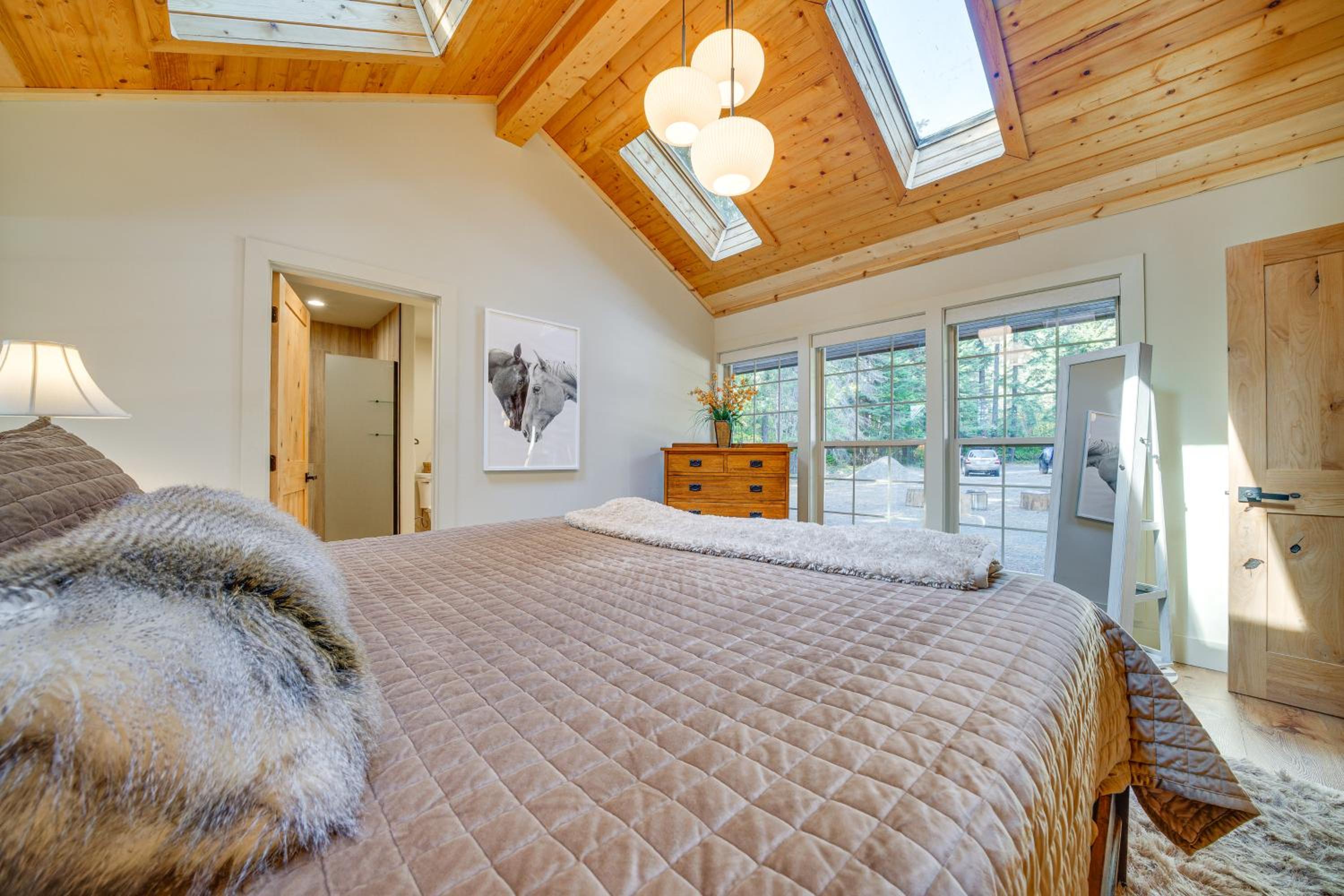 Contemporary Log Cabin Near Cle Elum Lake!