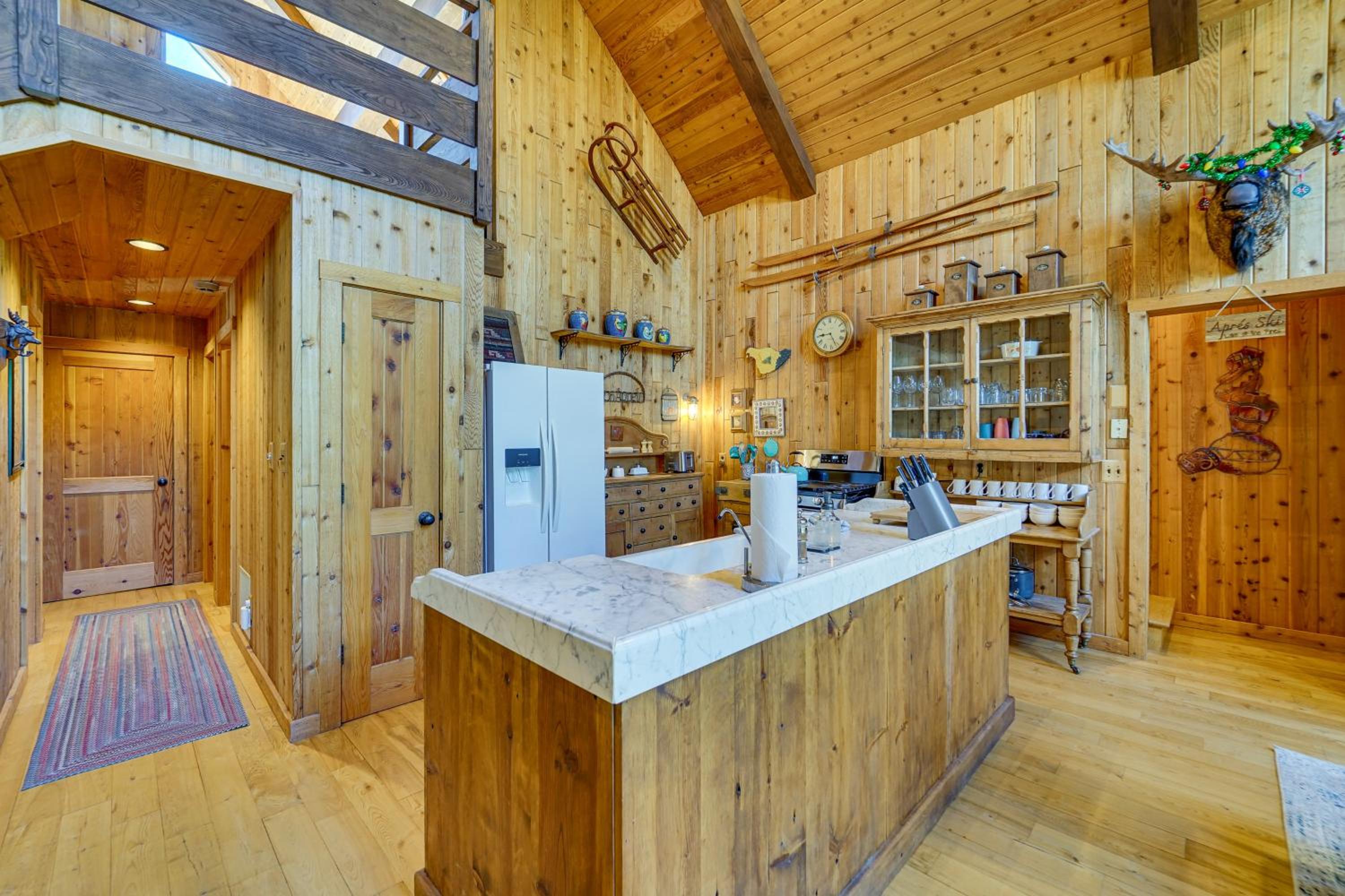 Game Room and Views Cabin Near Purgatory Resort!