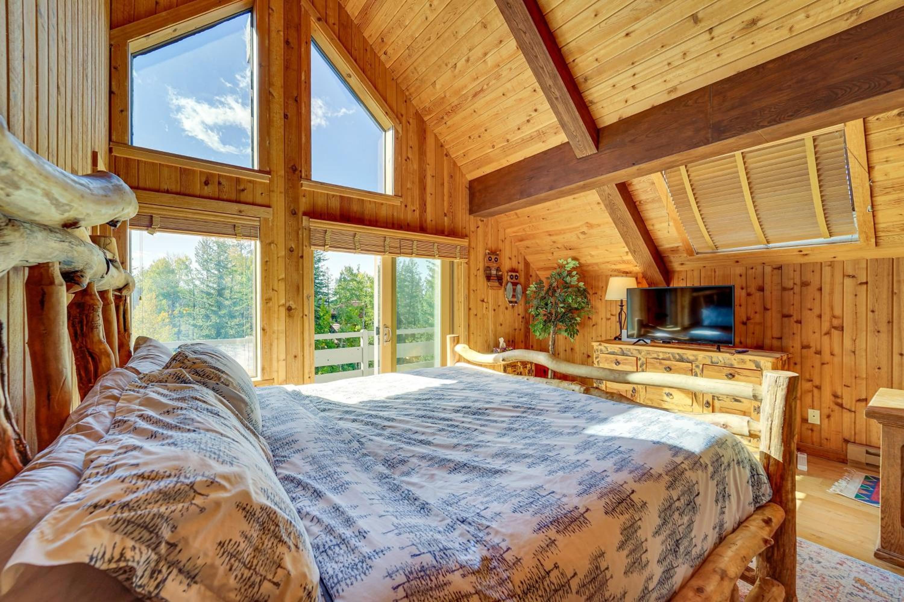 Game Room and Views Cabin Near Purgatory Resort!