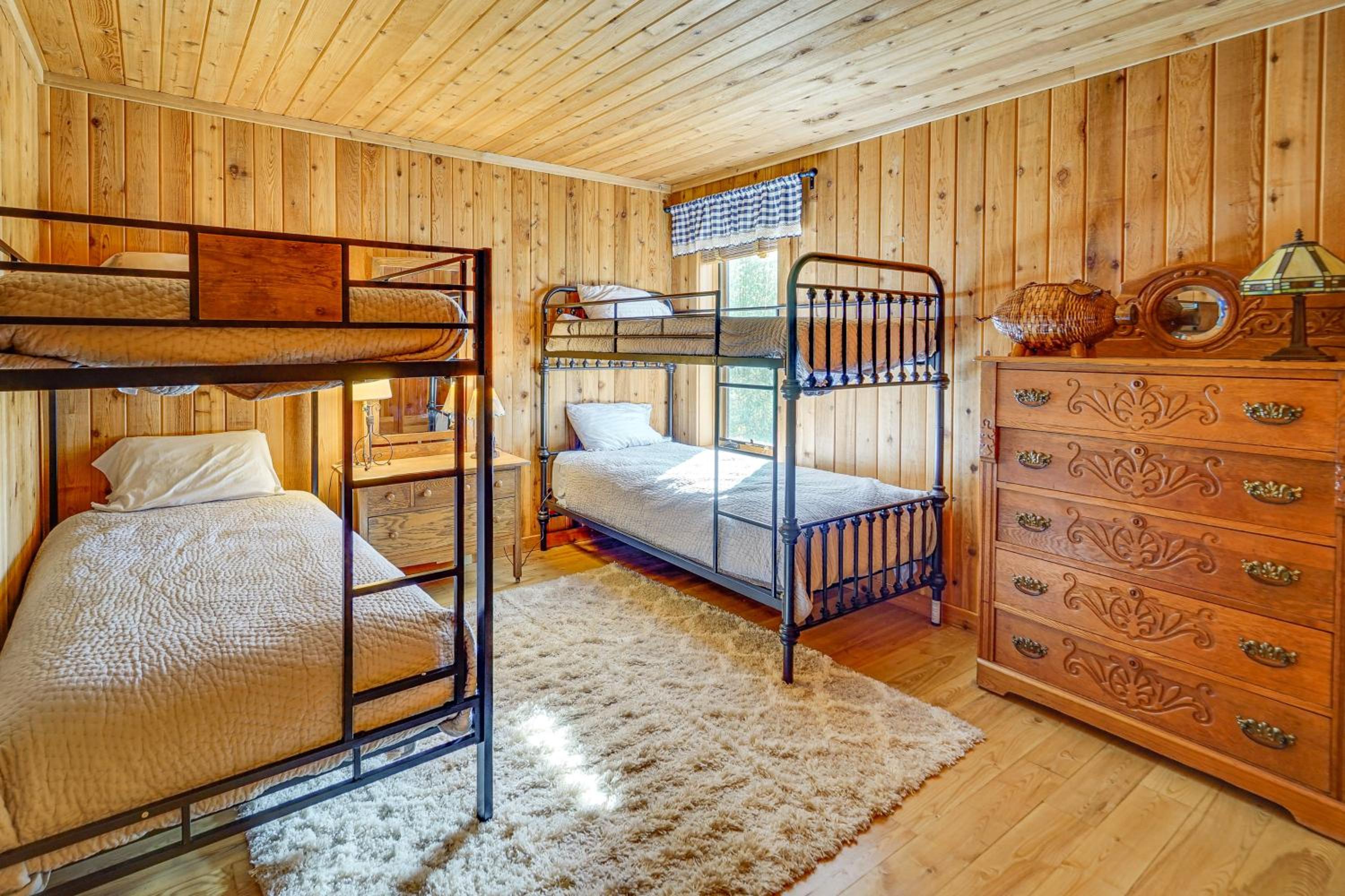 Game Room and Views Cabin Near Purgatory Resort!
