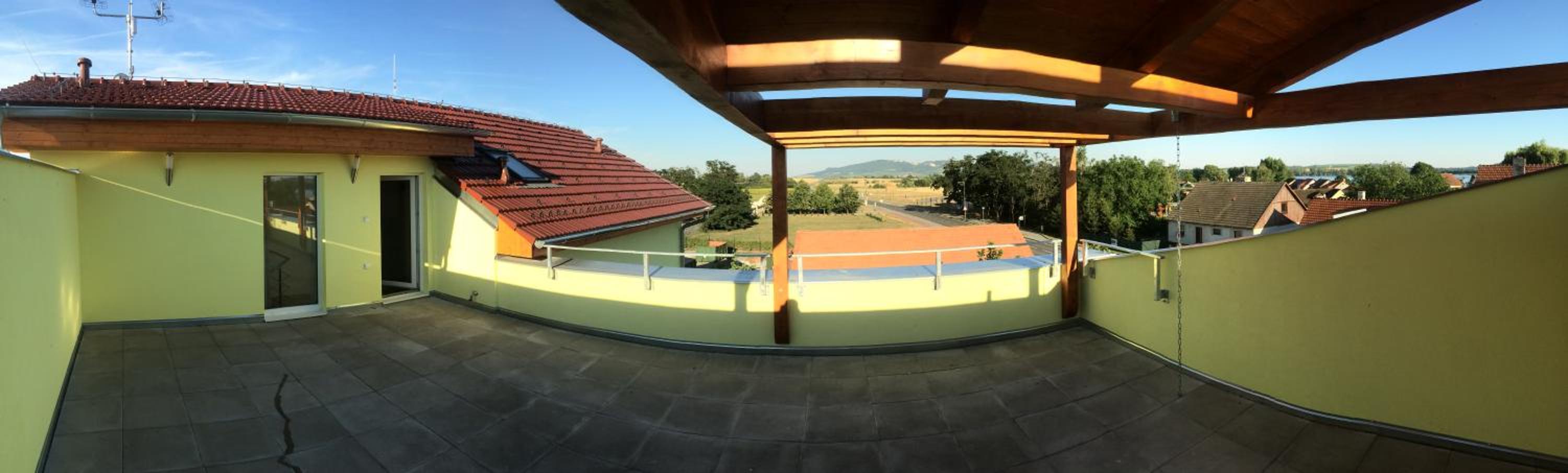 Villa Marcus - rodinný relax 200 m od Penzionu Kometa, u jezera s grilem a sdílenou kuchyní