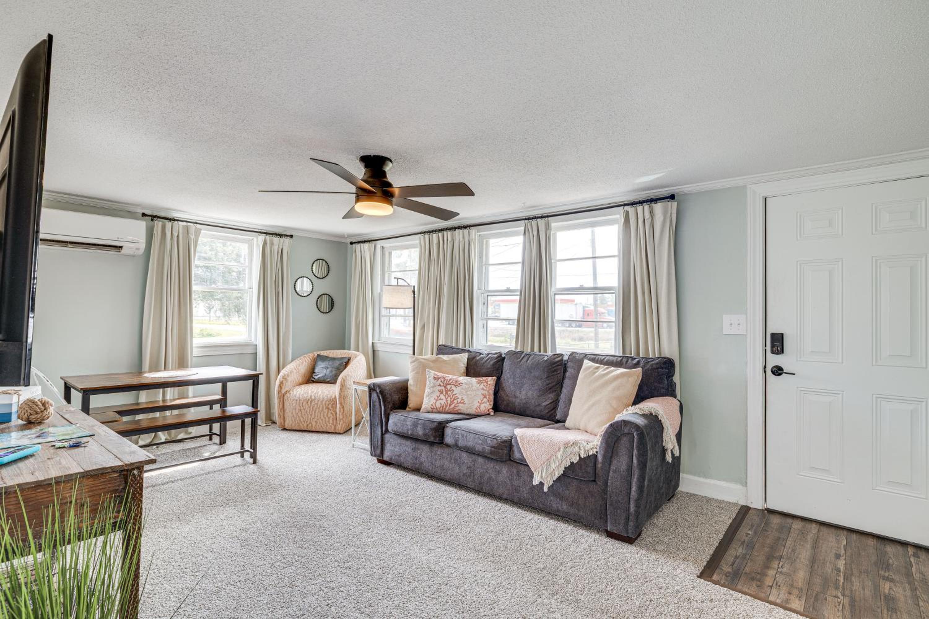 7 Mi to Beach and Ocean! Morehead City Home