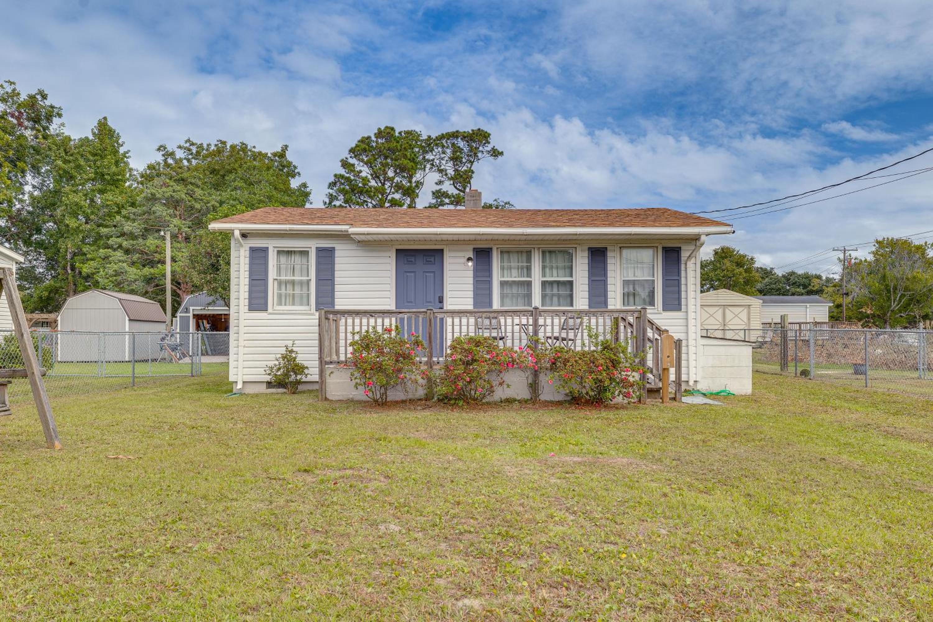 7 Mi to Beach and Ocean! Morehead City Home