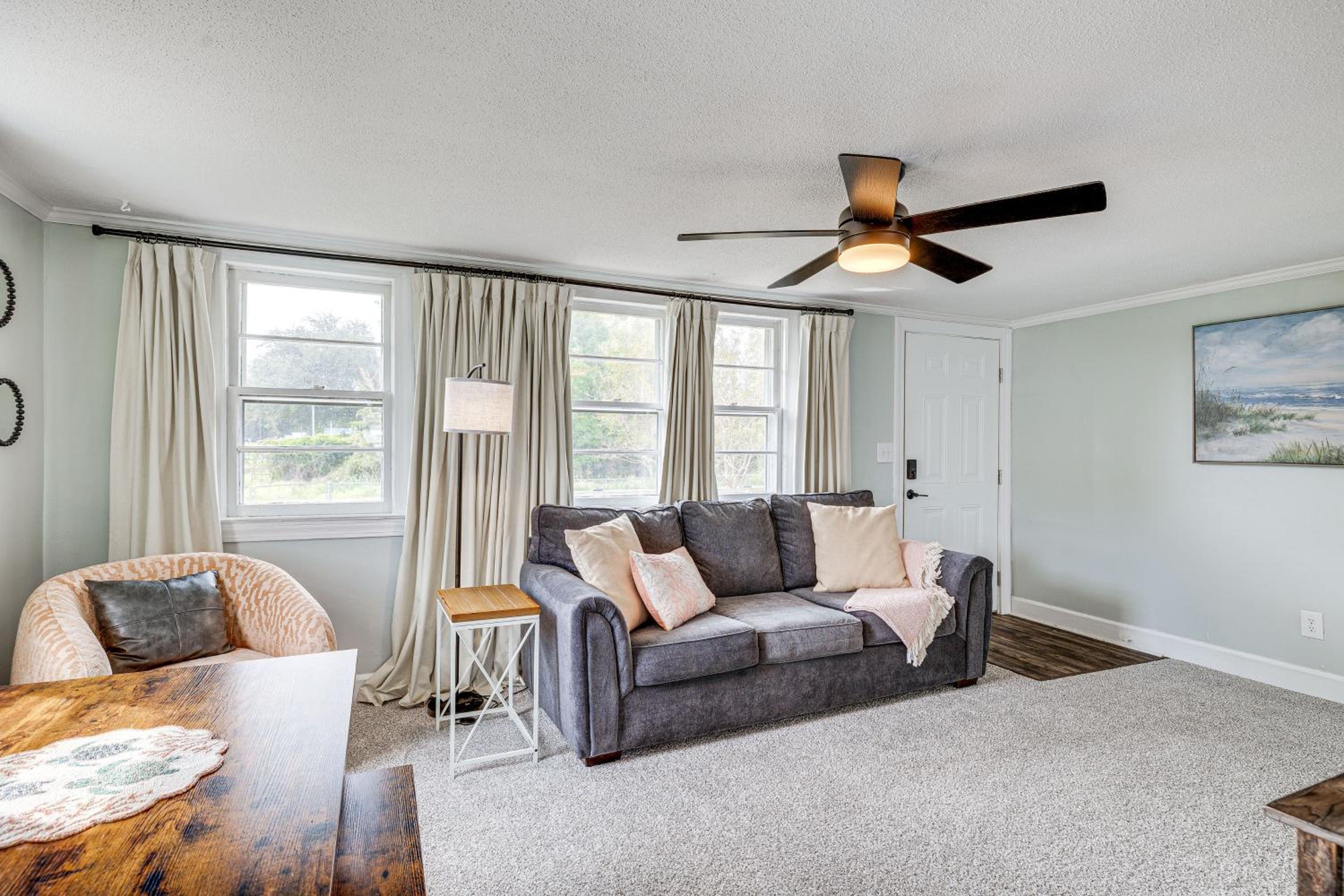 7 Mi to Beach and Ocean! Morehead City Home
