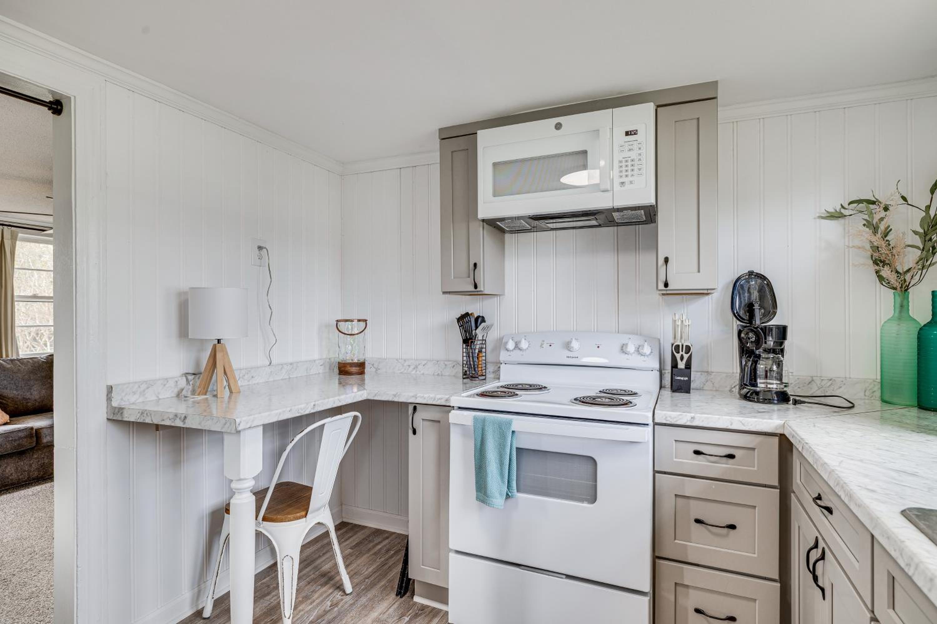 7 Mi to Beach and Ocean! Morehead City Home
