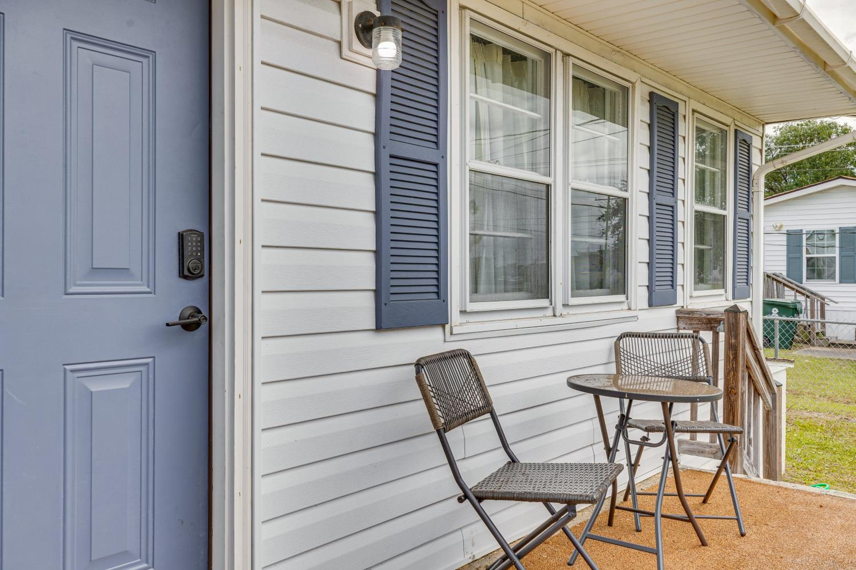 7 Mi to Beach and Ocean! Morehead City Home