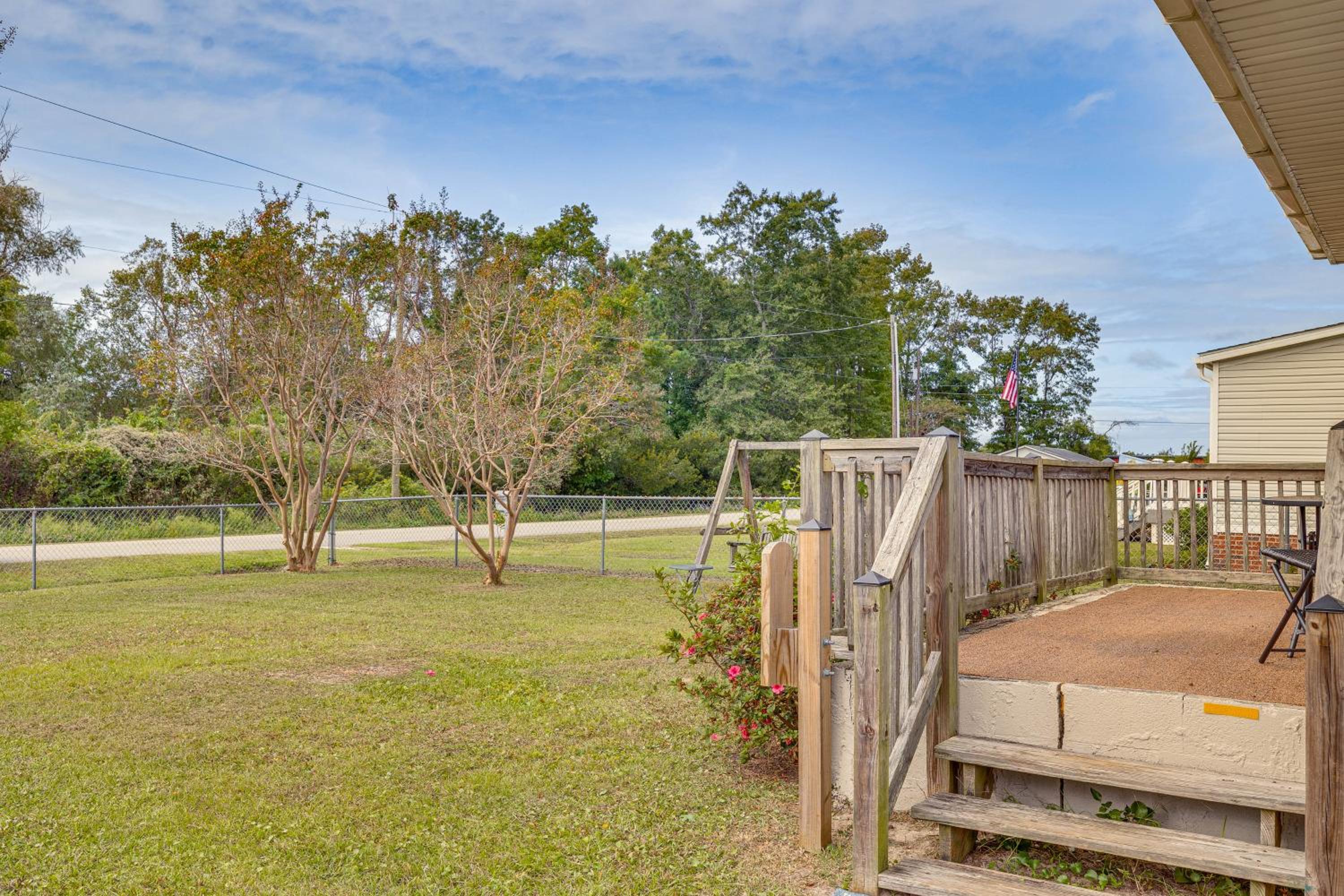 7 Mi to Beach and Ocean! Morehead City Home