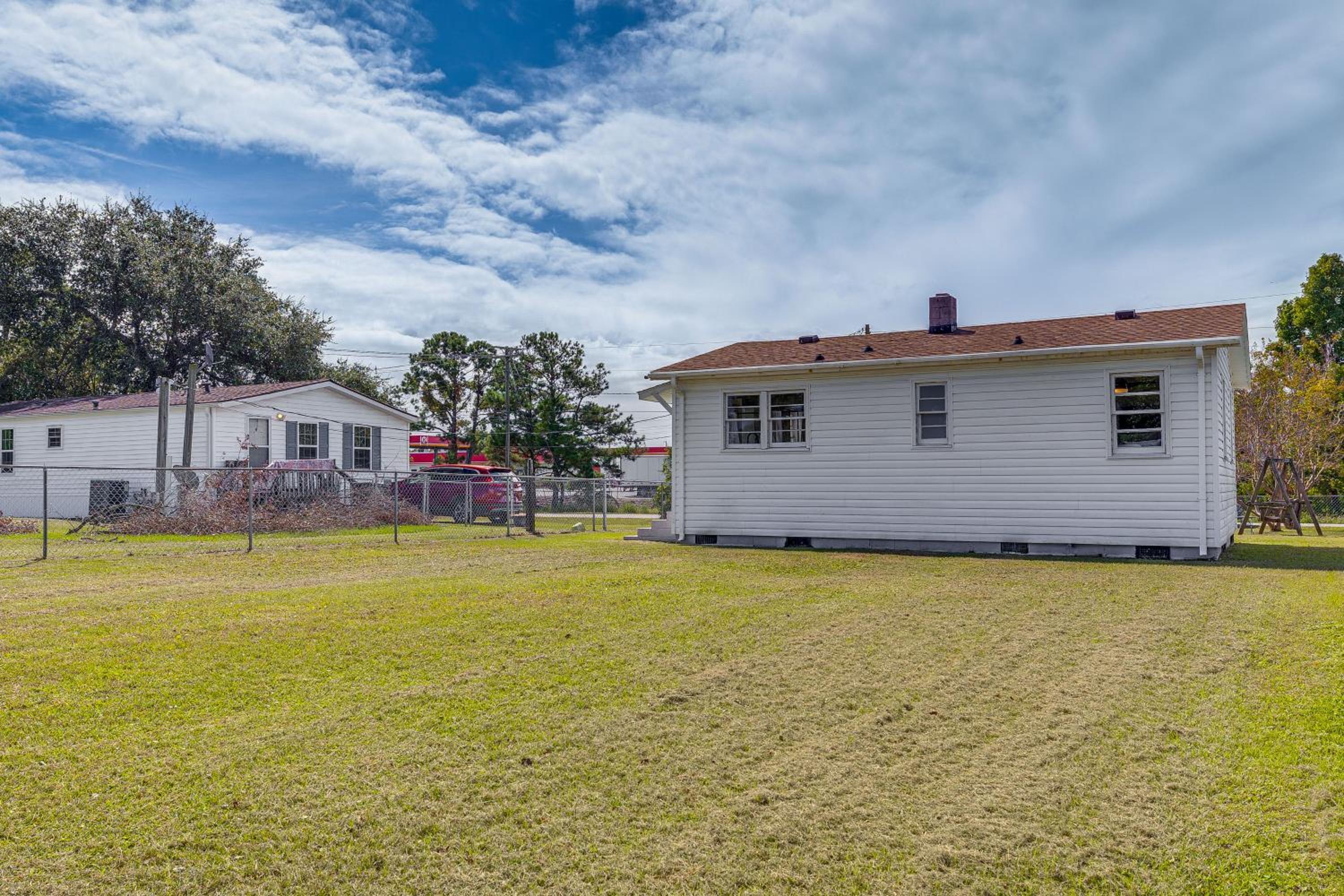 7 Mi to Beach and Ocean! Morehead City Home