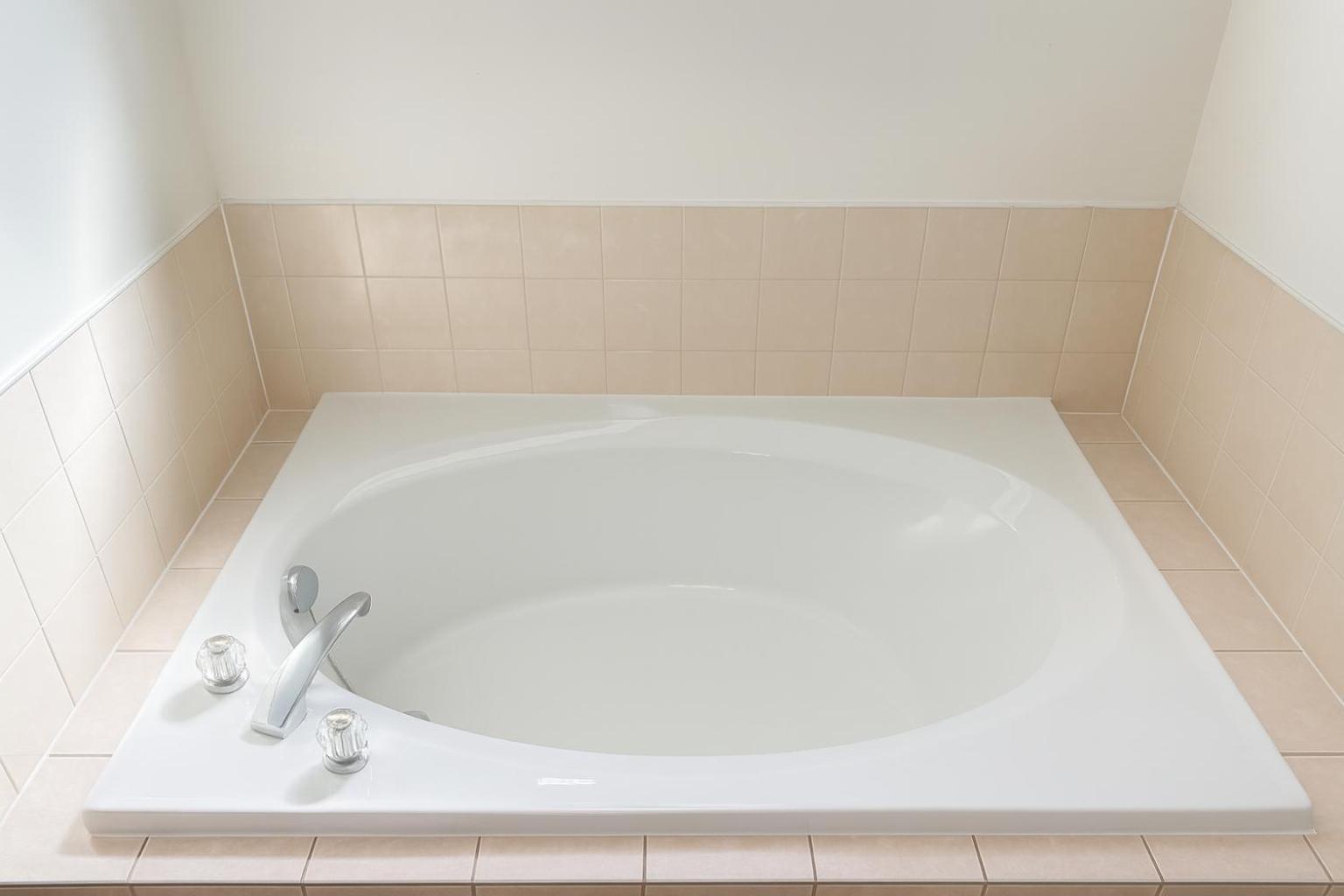 Cozy & Spacious 4BR Orangeville Home with Free Parking, Laundry & Patio! 10 Min Walk to Headwaters Hospital, 5 Min Drive to Mount Alverno! Ideal for Medica