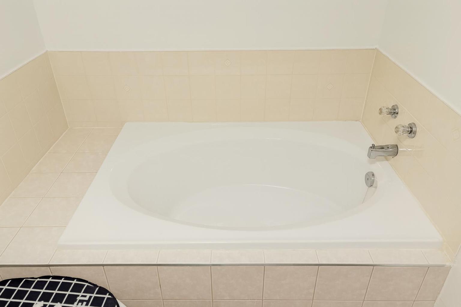 Cozy & Spacious 4BR Orangeville Home with Free Parking, Laundry & Patio! 10 Min Walk to Headwaters Hospital, 5 Min Drive to Mount Alverno! Ideal for Medica