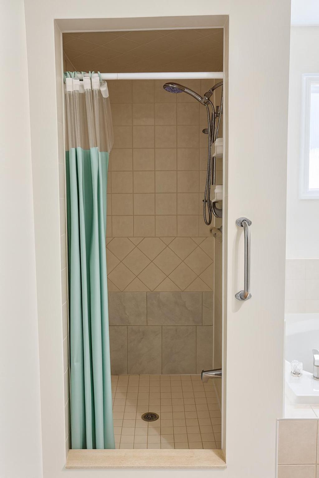 Cozy & Spacious 4BR Orangeville Home with Free Parking, Laundry & Patio! 10 Min Walk to Headwaters Hospital, 5 Min Drive to Mount Alverno! Ideal for Medica