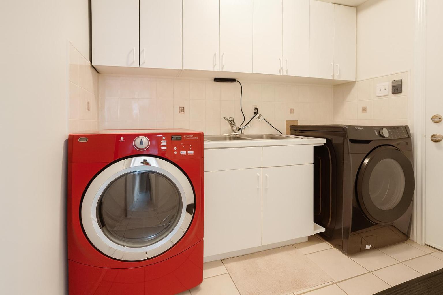 Cozy & Spacious 4BR Orangeville Home with Free Parking, Laundry & Patio! 10 Min Walk to Headwaters Hospital, 5 Min Drive to Mount Alverno! Ideal for Medica