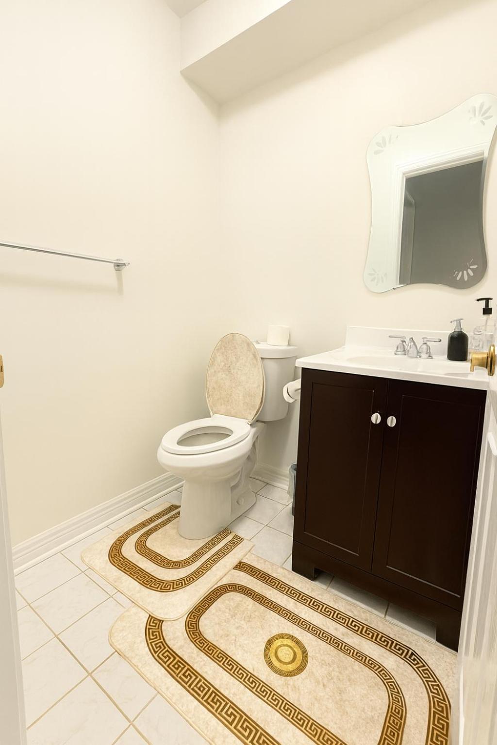 Cozy & Spacious 4BR Orangeville Home with Free Parking, Laundry & Patio! 10 Min Walk to Headwaters Hospital, 5 Min Drive to Mount Alverno! Ideal for Medica