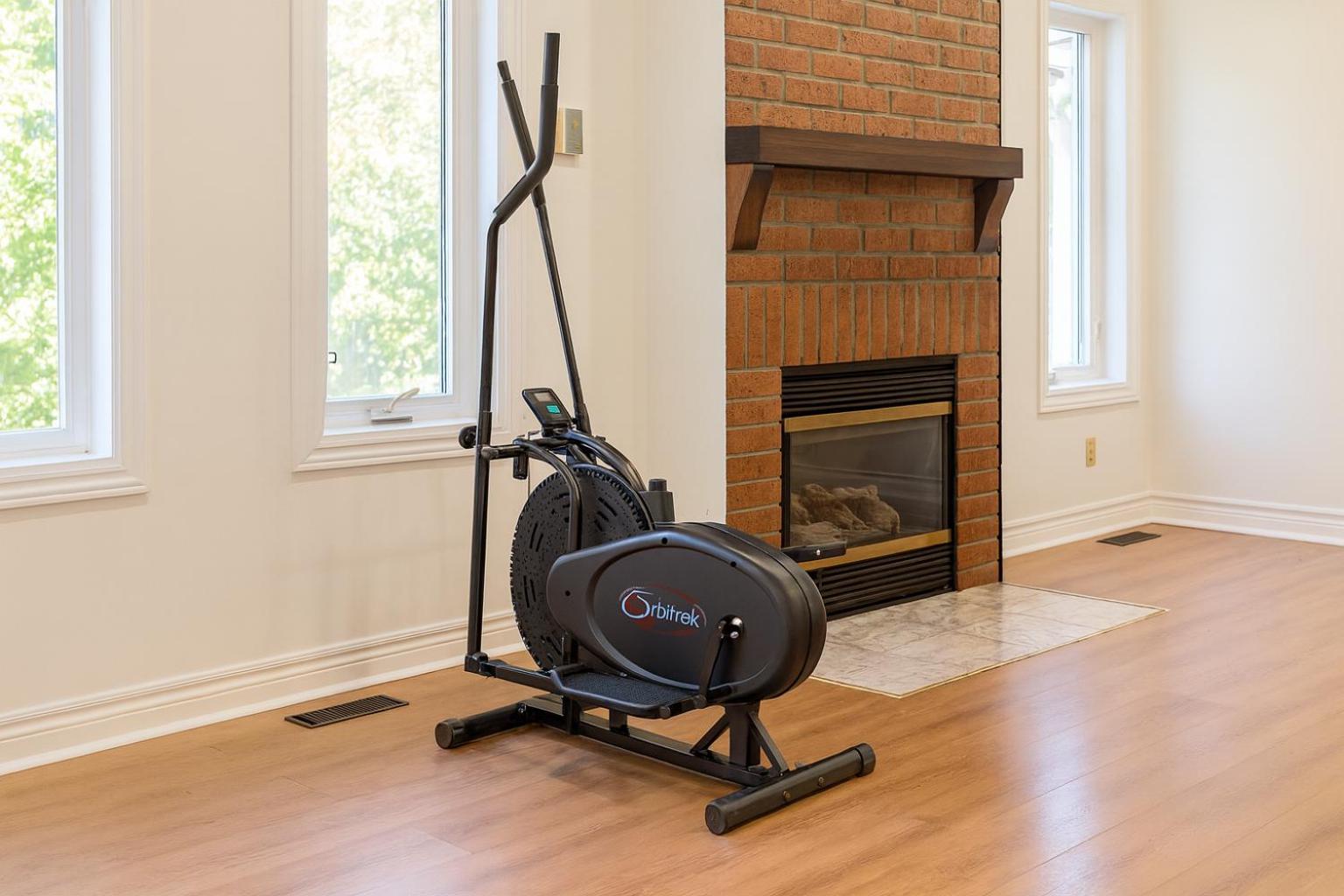 Cozy & Spacious 4BR Orangeville Home with Free Parking, Laundry & Patio! 10 Min Walk to Headwaters Hospital, 5 Min Drive to Mount Alverno! Ideal for Medica