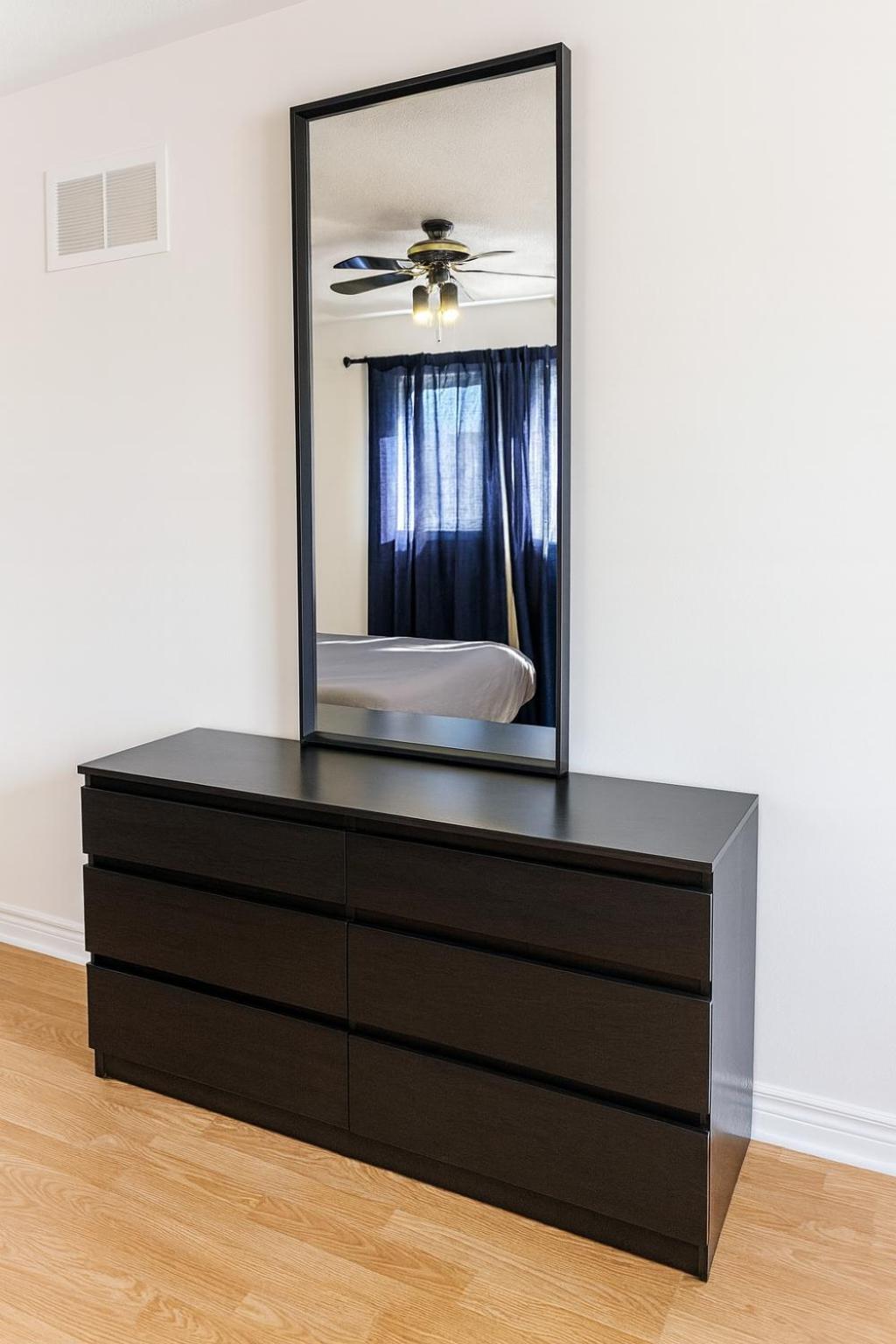 Cozy & Spacious 4BR Orangeville Home with Free Parking, Laundry & Patio! 10 Min Walk to Headwaters Hospital, 5 Min Drive to Mount Alverno! Ideal for Medica