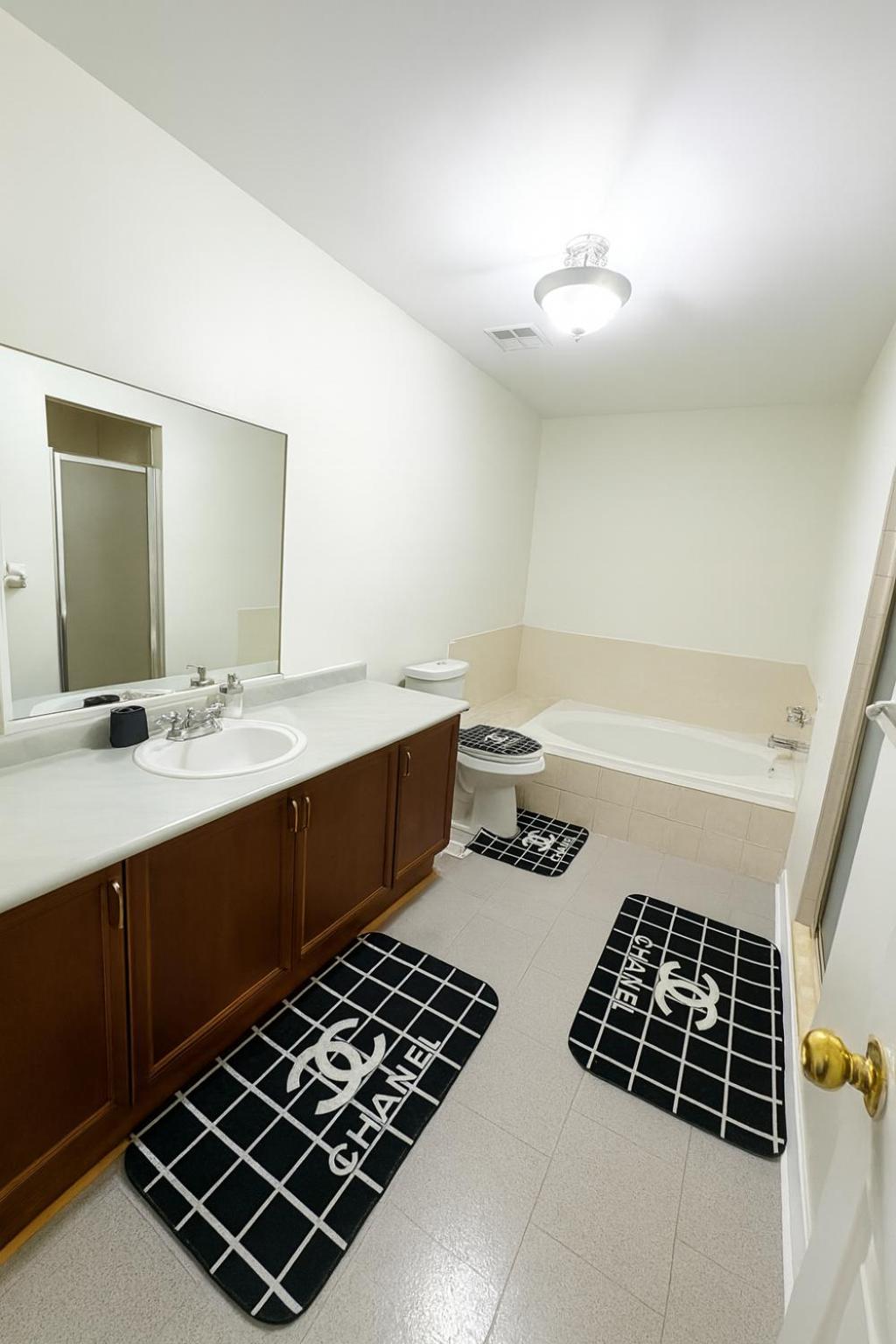 Cozy & Spacious 4BR Orangeville Home with Free Parking, Laundry & Patio! 10 Min Walk to Headwaters Hospital, 5 Min Drive to Mount Alverno! Ideal for Medica