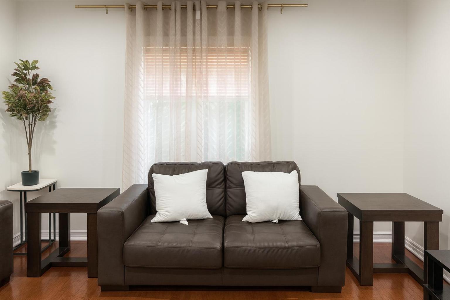 Cozy & Spacious 4BR Orangeville Home with Free Parking, Laundry & Patio! 10 Min Walk to Headwaters Hospital, 5 Min Drive to Mount Alverno! Ideal for Medica