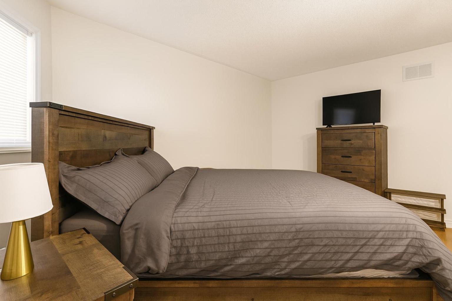 Cozy & Spacious 4BR Orangeville Home with Free Parking, Laundry & Patio! 10 Min Walk to Headwaters Hospital, 5 Min Drive to Mount Alverno! Ideal for Medica