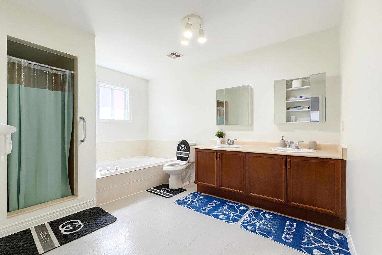 Cozy & Spacious 4BR Orangeville Home with Free Parking, Laundry & Patio! 10 Min Walk to Headwaters Hospital, 5 Min Drive to Mount Alverno! Ideal for Medica