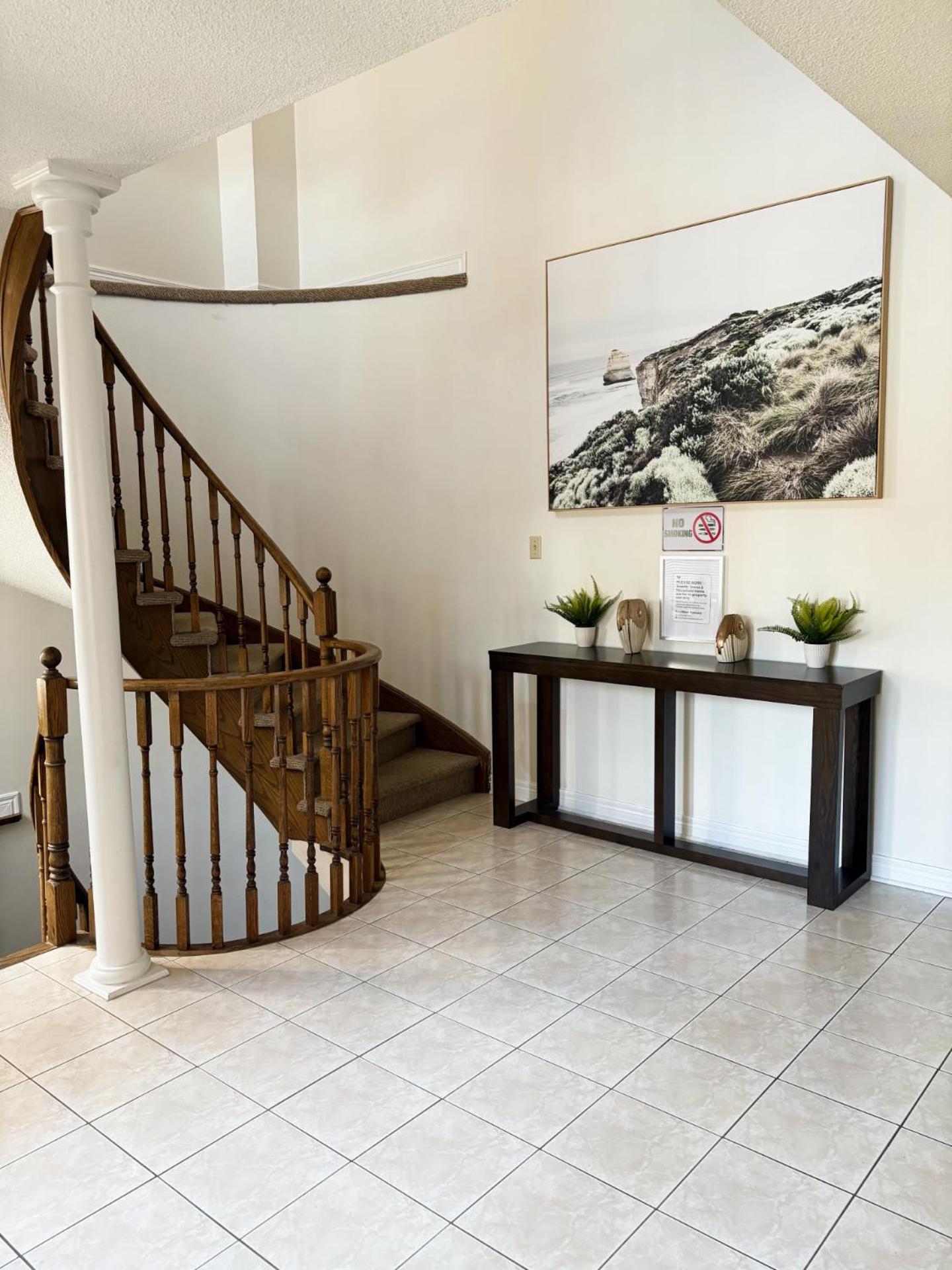 Cozy & Spacious 4BR Orangeville Home with Free Parking, Laundry & Patio! 10 Min Walk to Headwaters Hospital, 5 Min Drive to Mount Alverno! Ideal for Medica