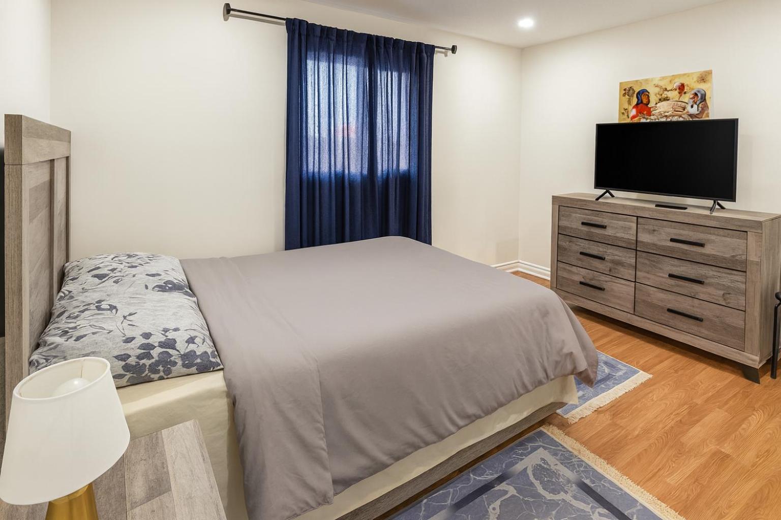 Cozy & Spacious 4BR Orangeville Home with Free Parking, Laundry & Patio! 10 Min Walk to Headwaters Hospital, 5 Min Drive to Mount Alverno! Ideal for Medica