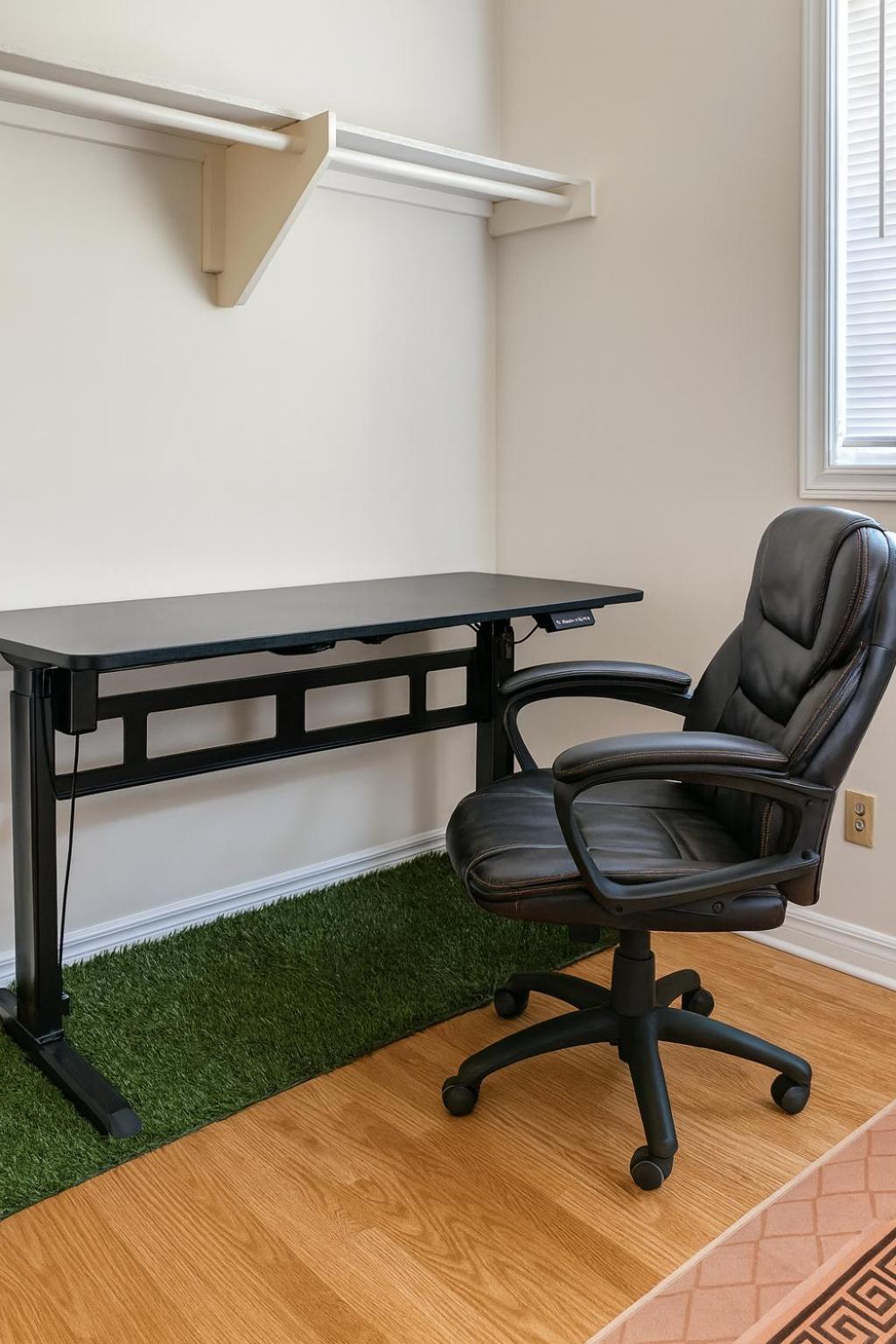 Cozy & Spacious 4BR Orangeville Home with Free Parking, Laundry & Patio! 10 Min Walk to Headwaters Hospital, 5 Min Drive to Mount Alverno! Ideal for Medica