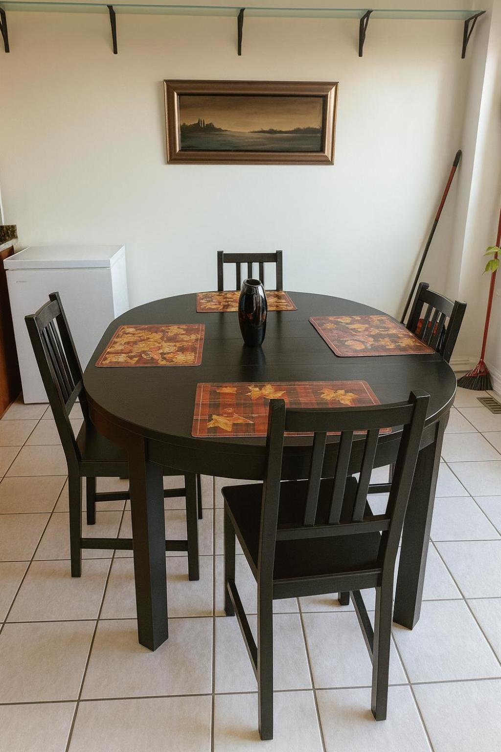 Cozy & Spacious 4BR Orangeville Home with Free Parking, Laundry & Patio! 10 Min Walk to Headwaters Hospital, 5 Min Drive to Mount Alverno! Ideal for Medica
