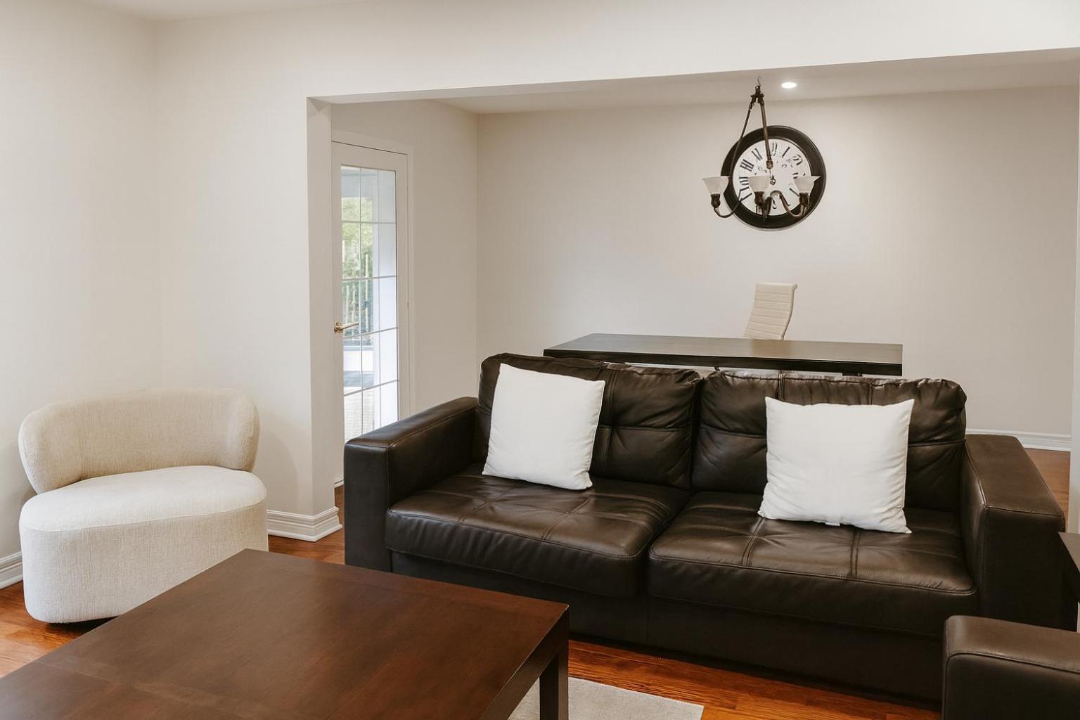 Cozy & Spacious 4BR Orangeville Home with Free Parking, Laundry & Patio! 10 Min Walk to Headwaters Hospital, 5 Min Drive to Mount Alverno! Ideal for Medica