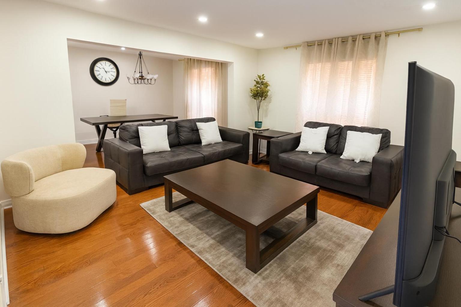 Cozy & Spacious 4BR Orangeville Home with Free Parking, Laundry & Patio! 10 Min Walk to Headwaters Hospital, 5 Min Drive to Mount Alverno! Ideal for Medica