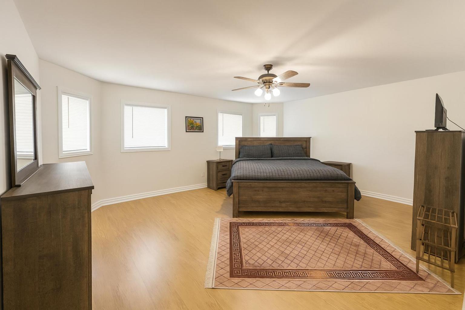 Cozy & Spacious 4BR Orangeville Home with Free Parking, Laundry & Patio! 10 Min Walk to Headwaters Hospital, 5 Min Drive to Mount Alverno! Ideal for Medica