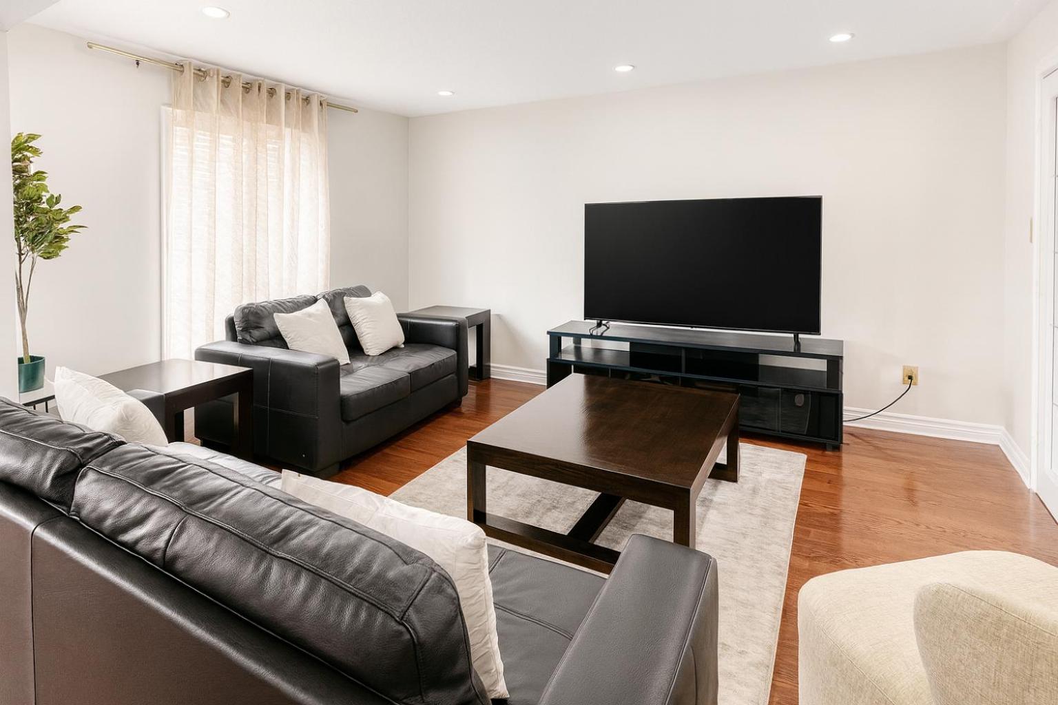 Cozy & Spacious 4BR Orangeville Home with Free Parking, Laundry & Patio! 10 Min Walk to Headwaters Hospital, 5 Min Drive to Mount Alverno! Ideal for Medica