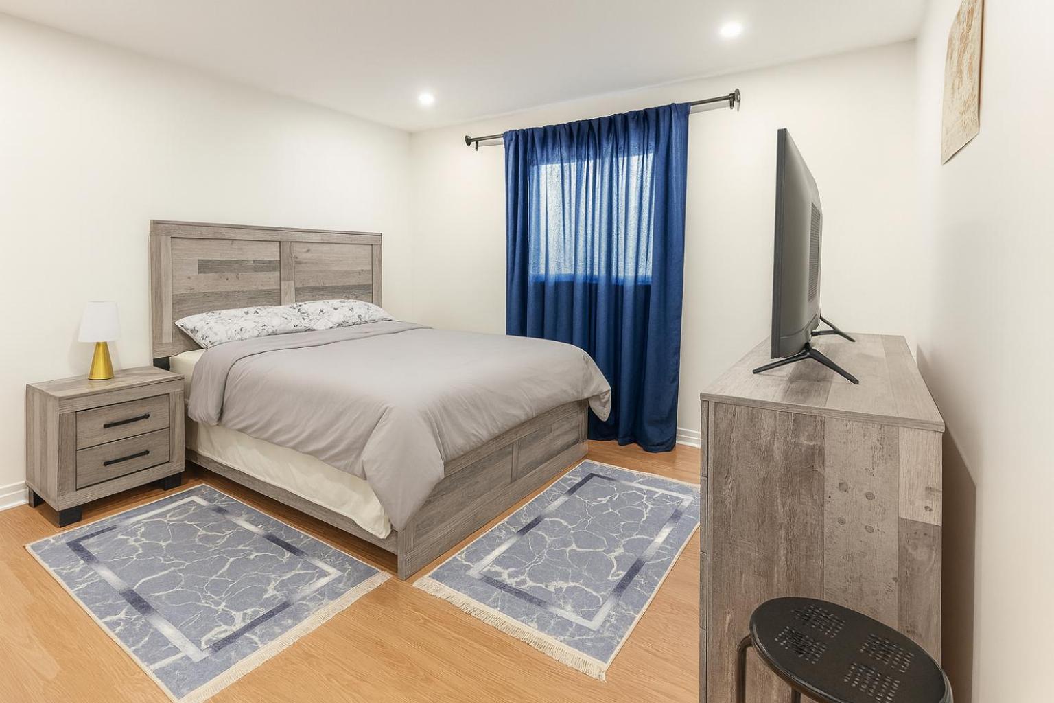 Cozy & Spacious 4BR Orangeville Home with Free Parking, Laundry & Patio! 10 Min Walk to Headwaters Hospital, 5 Min Drive to Mount Alverno! Ideal for Medica