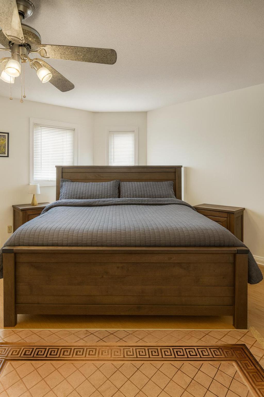 Cozy & Spacious 4BR Orangeville Home with Free Parking, Laundry & Patio! 10 Min Walk to Headwaters Hospital, 5 Min Drive to Mount Alverno! Ideal for Medica