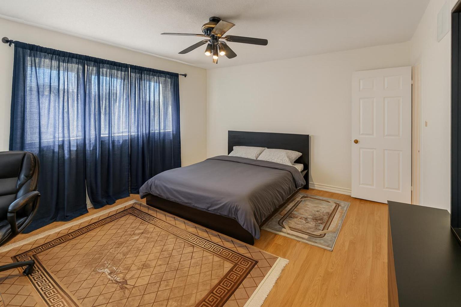 Cozy & Spacious 4BR Orangeville Home with Free Parking, Laundry & Patio! 10 Min Walk to Headwaters Hospital, 5 Min Drive to Mount Alverno! Ideal for Medica