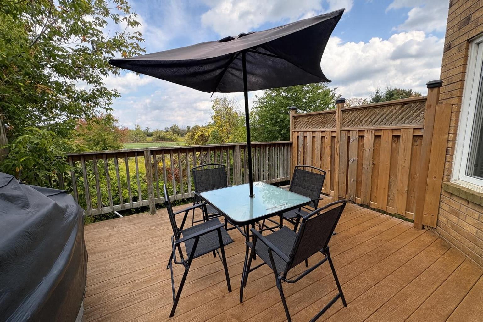 Cozy & Spacious 4BR Orangeville Home with Free Parking, Laundry & Patio! 10 Min Walk to Headwaters Hospital, 5 Min Drive to Mount Alverno! Ideal for Medica