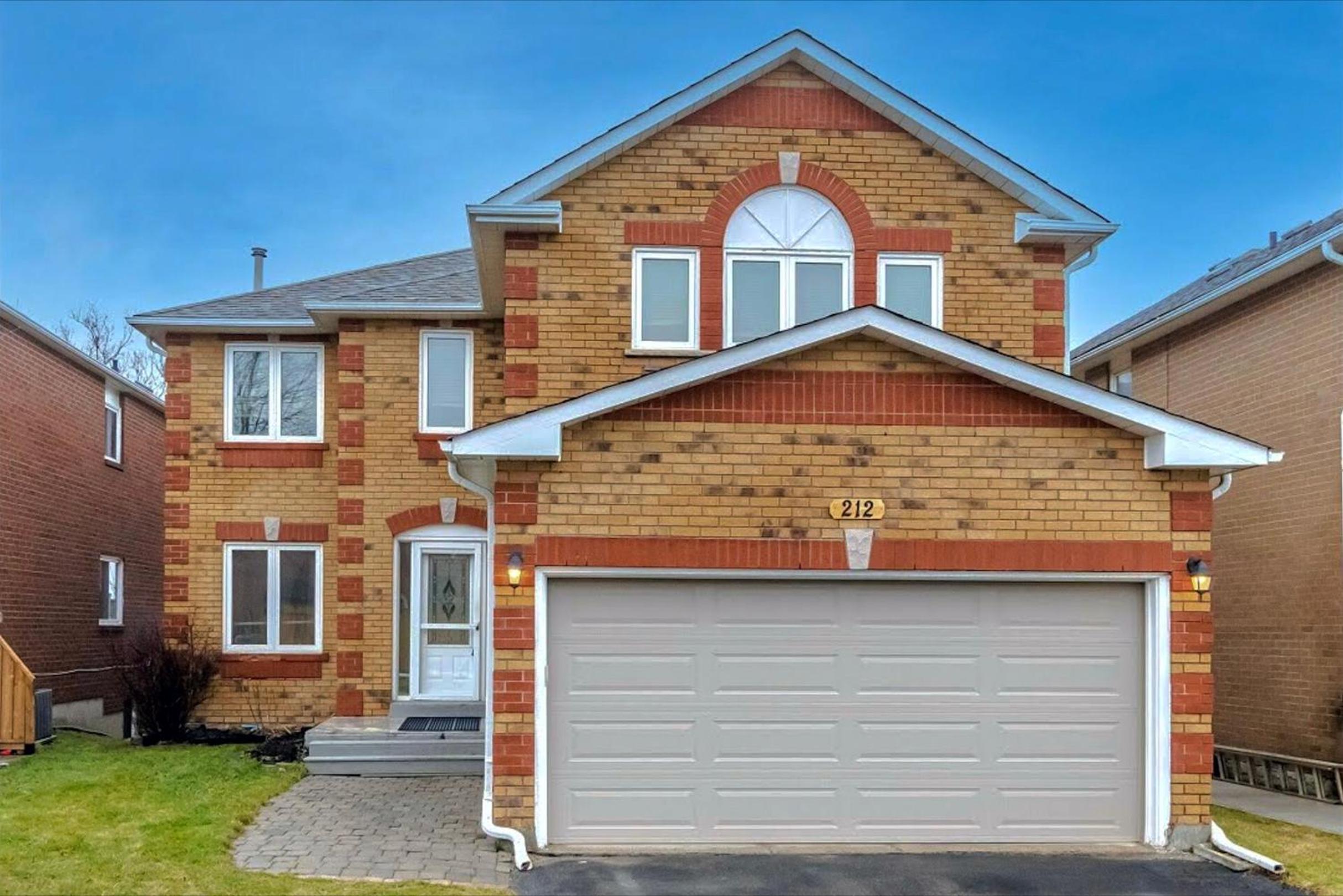 Cozy & Spacious 4BR Orangeville Home with Free Parking, Laundry & Patio! 10 Min Walk to Headwaters Hospital, 5 Min Drive to Mount Alverno! Ideal for Medica