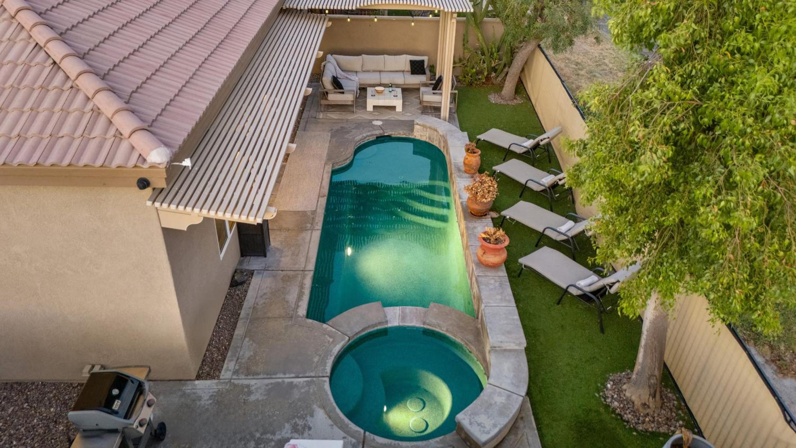 Designer Desert Oasis w Pool Hot Tub Outdoor Lounge The Riley by AvantStay