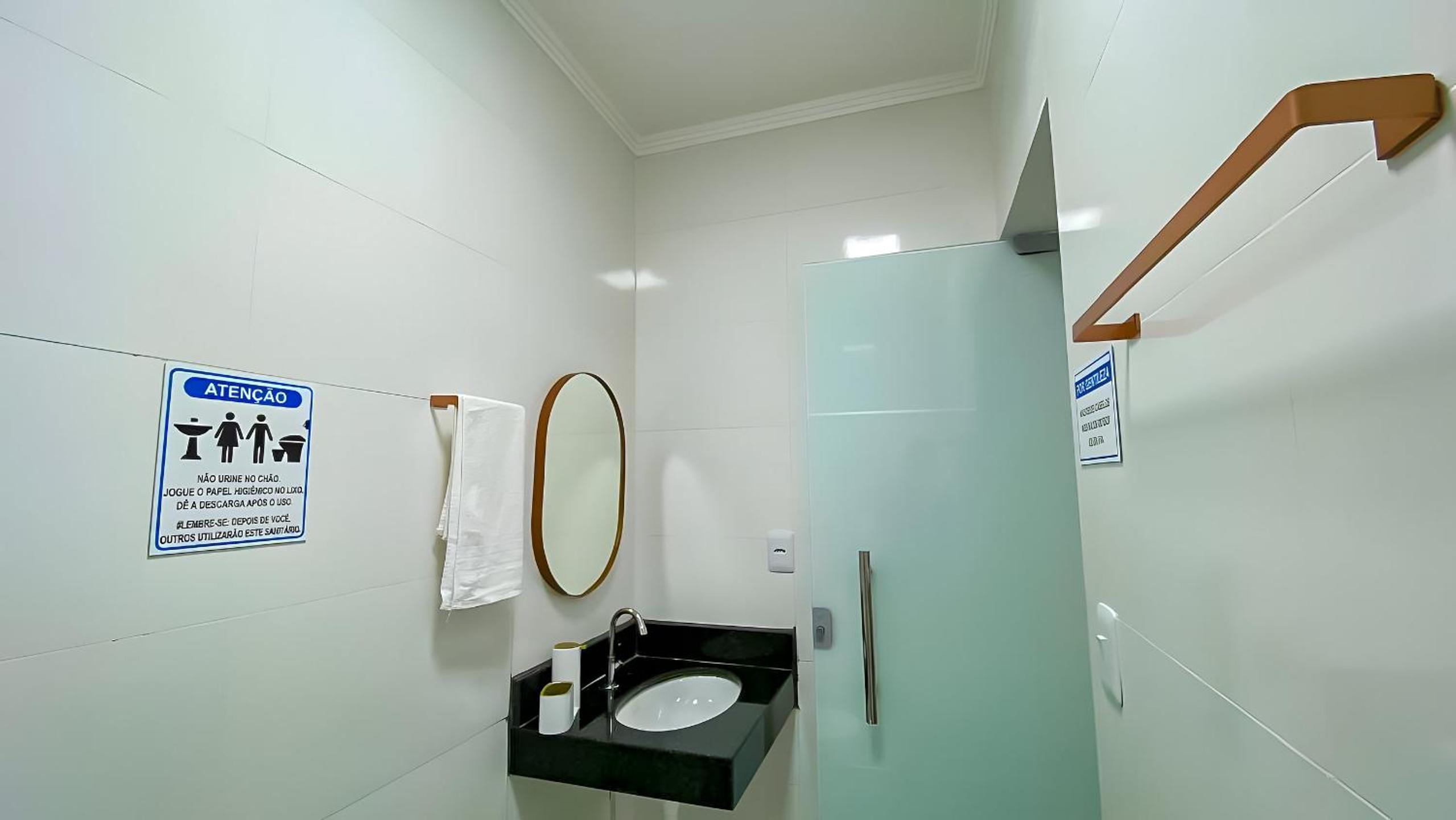 Aptos com 1 quarto, próximo a praia de Taperpuã, com 'àrea de churrasco compartilhada.